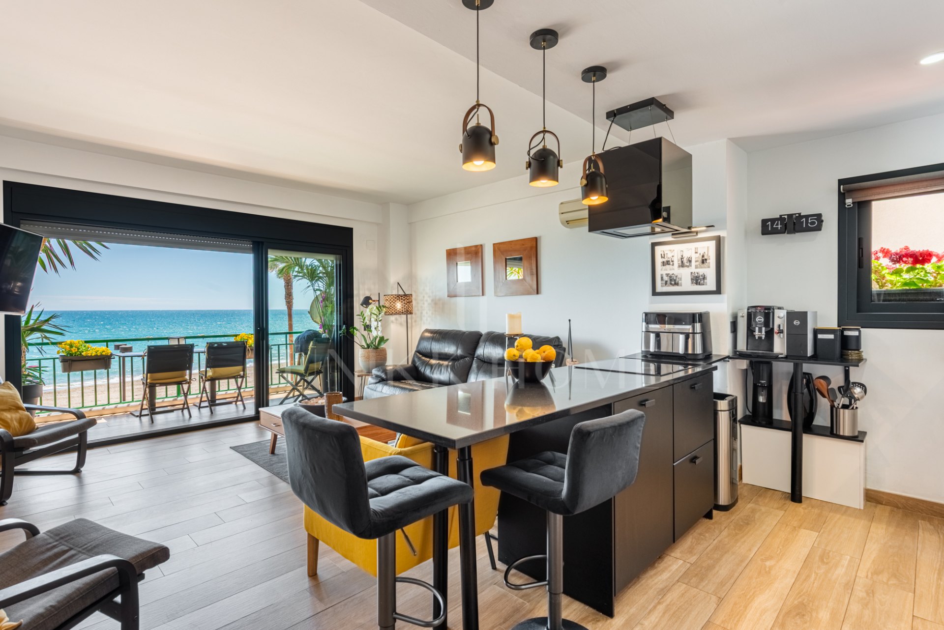 Stunning 3-bedroom beachfront apartment with 180º sea views