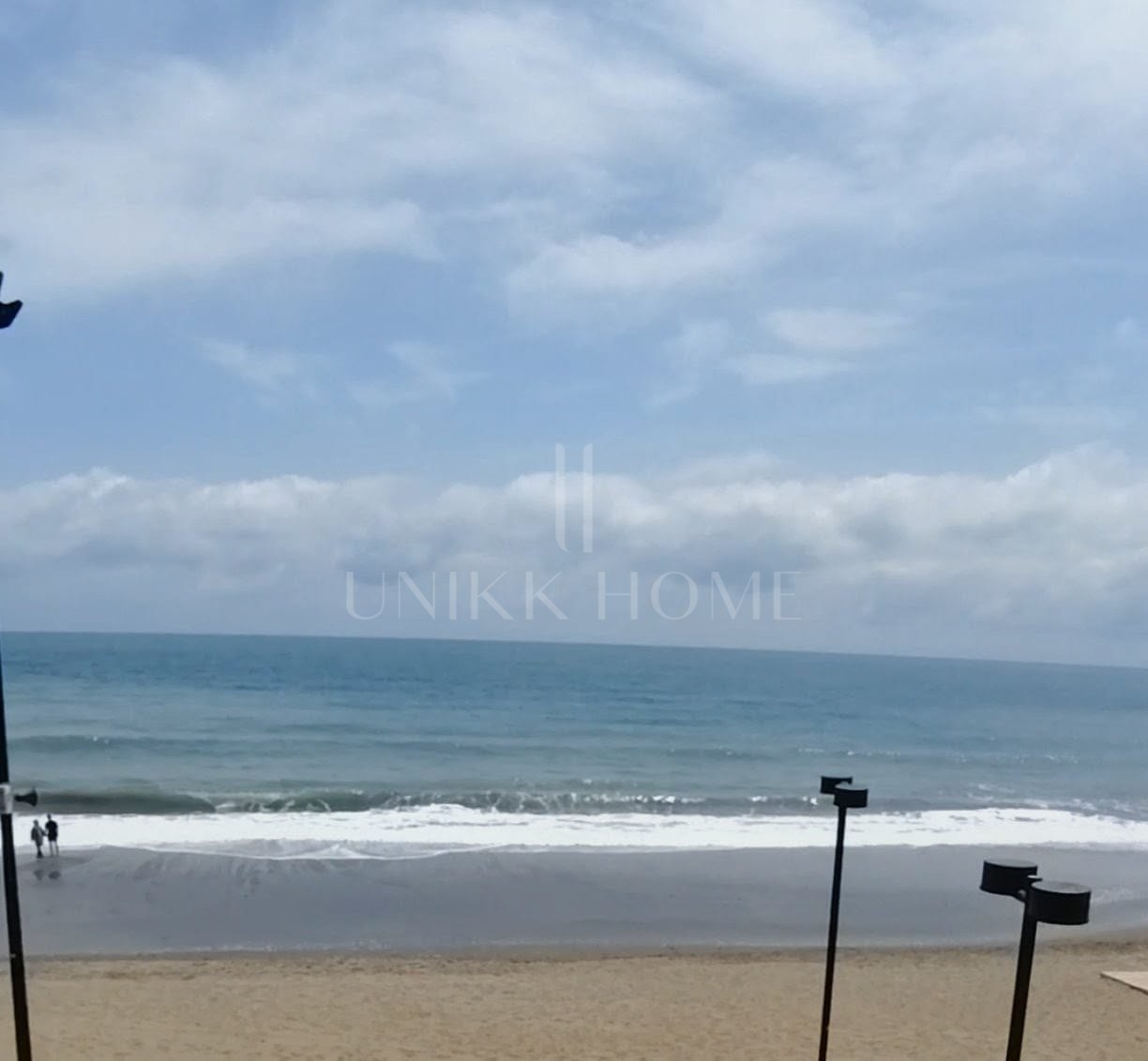 Stunning 3-bedroom beachfront apartment with 180º sea views