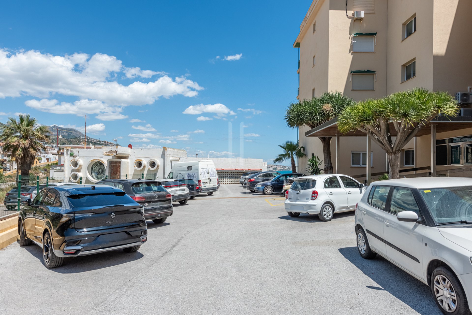 Stunning 3-bedroom beachfront apartment with 180º sea views