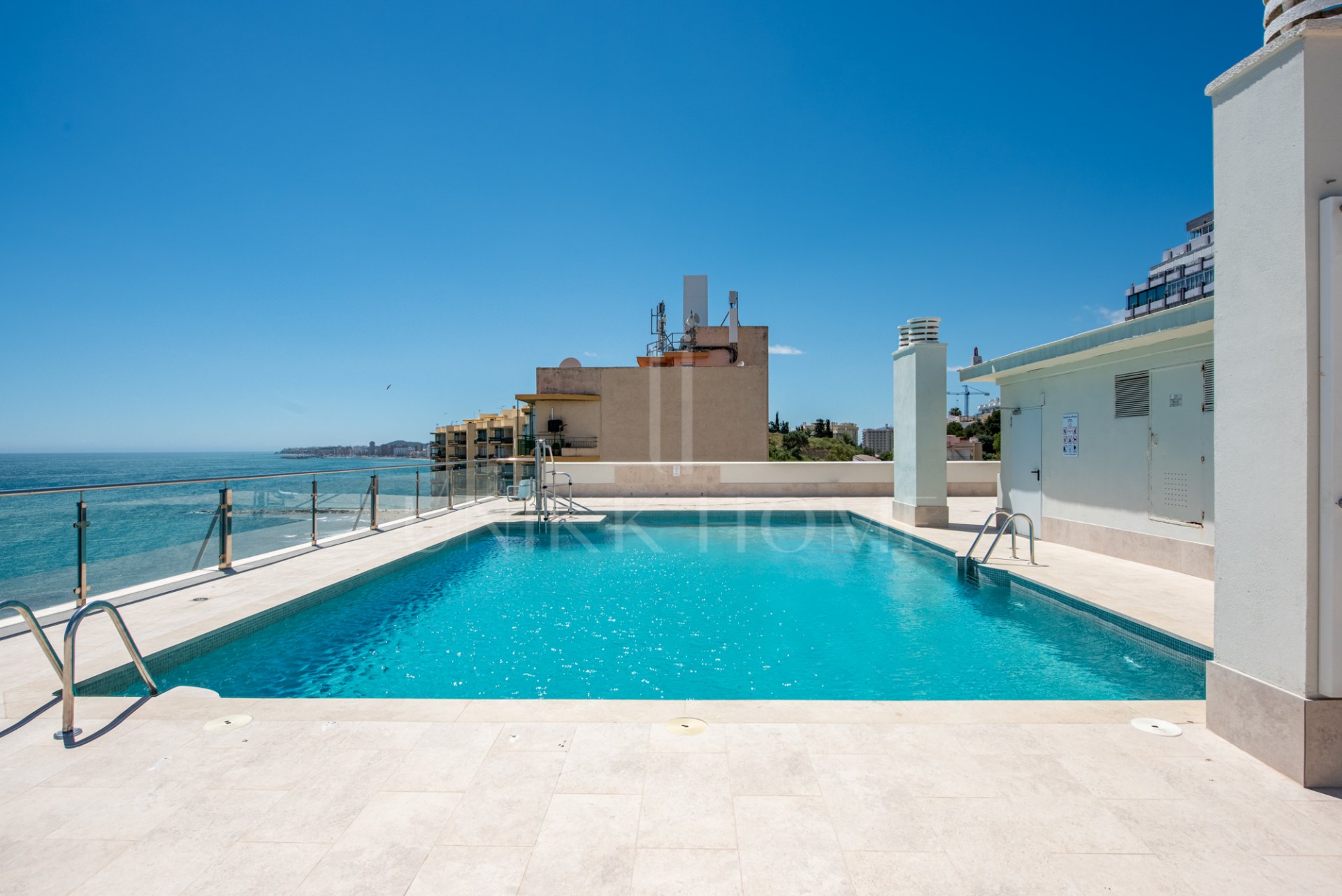 Stunning 3-bedroom beachfront apartment with 180º sea views