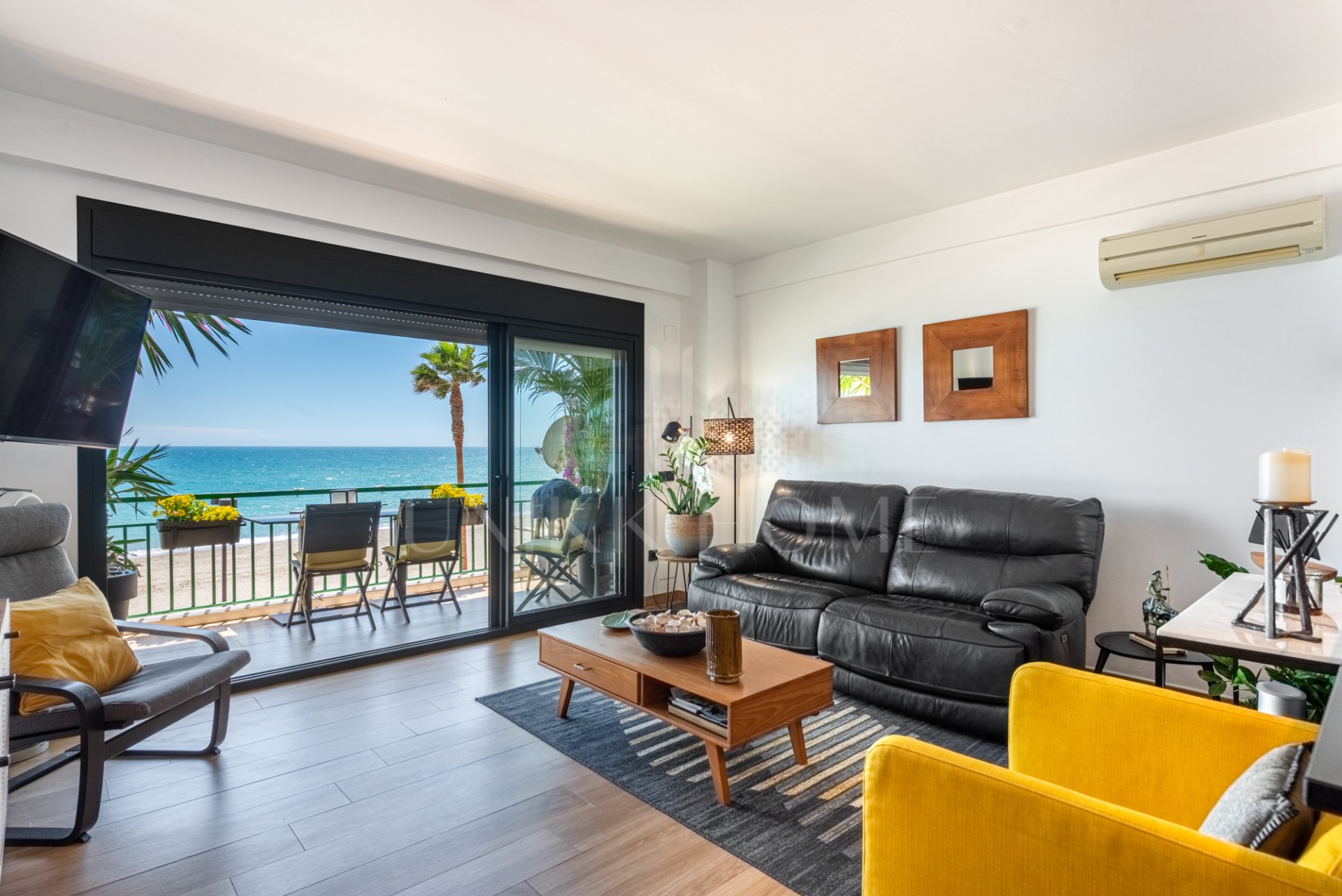 Stunning 3-bedroom beachfront apartment with 180º sea views