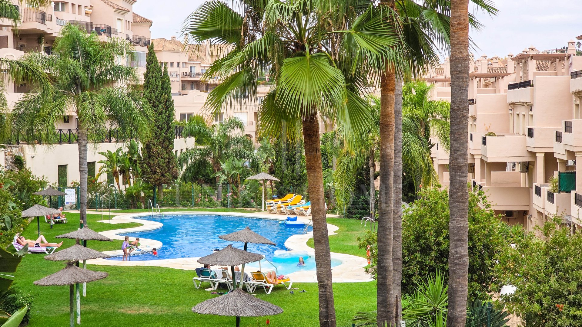 Apartamento en Planta Baja con Vistas Panorámicas y Dos Terrazas en La Duquesa