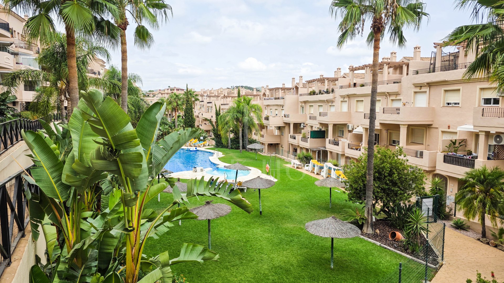 Apartamento en Planta Baja con Vistas Panorámicas y Dos Terrazas en La Duquesa