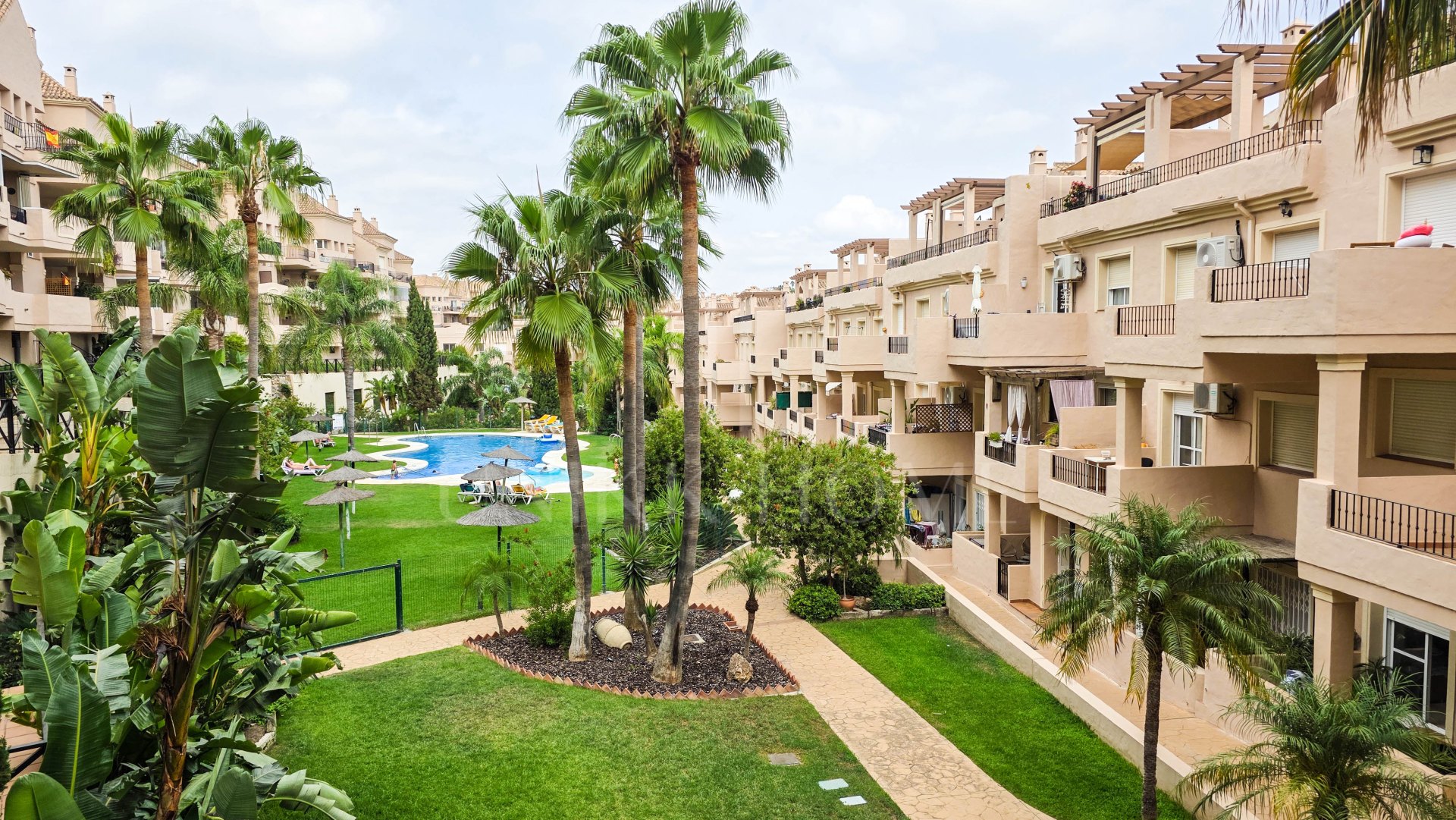 Apartamento en Planta Baja con Vistas Panorámicas y Dos Terrazas en La Duquesa