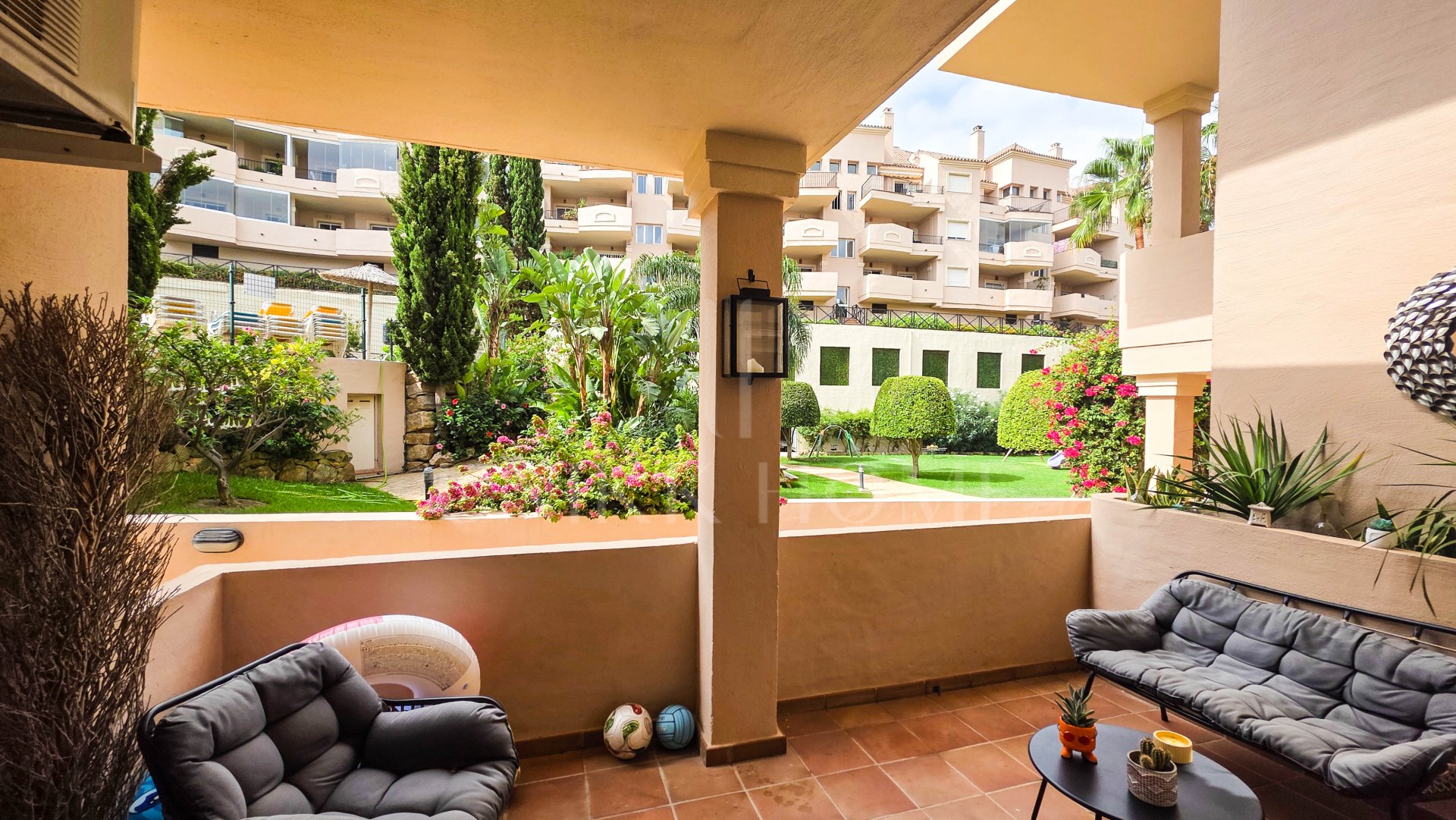 Apartamento en Planta Baja con Vistas Panorámicas y Dos Terrazas en La Duquesa