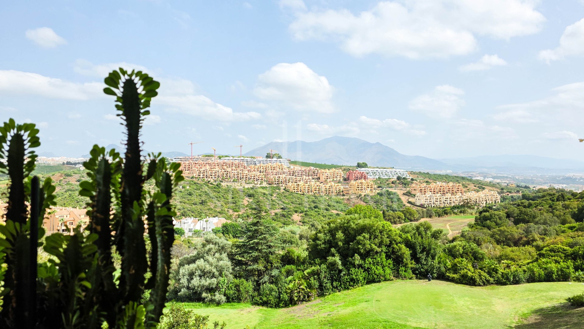 Apartamento en Planta Baja con Vistas Panorámicas y Dos Terrazas en La Duquesa