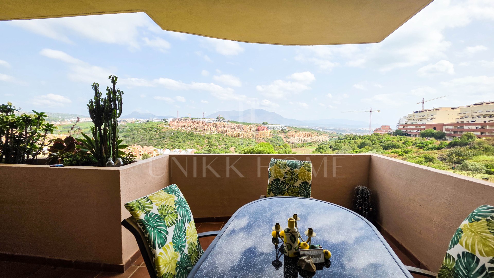 Apartamento en Planta Baja con Vistas Panorámicas y Dos Terrazas en La Duquesa