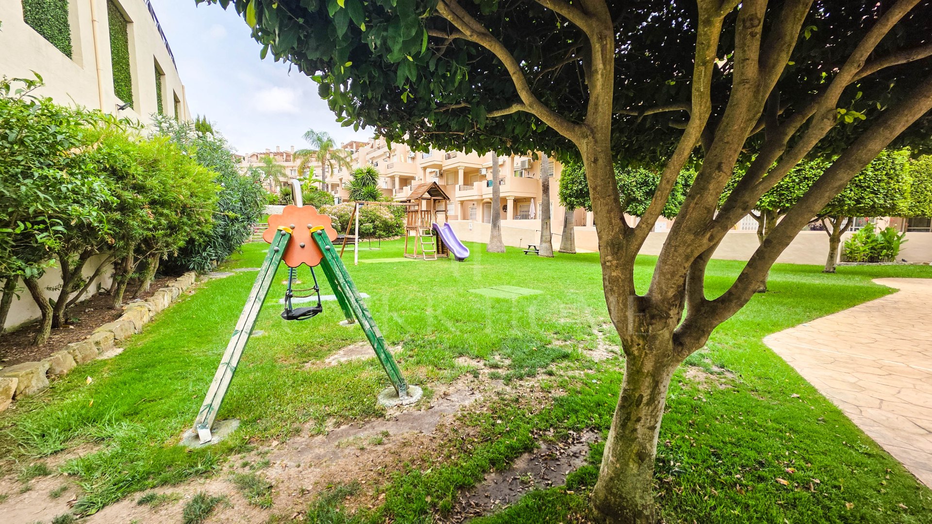 Apartamento en Planta Baja con Vistas Panorámicas y Dos Terrazas en La Duquesa