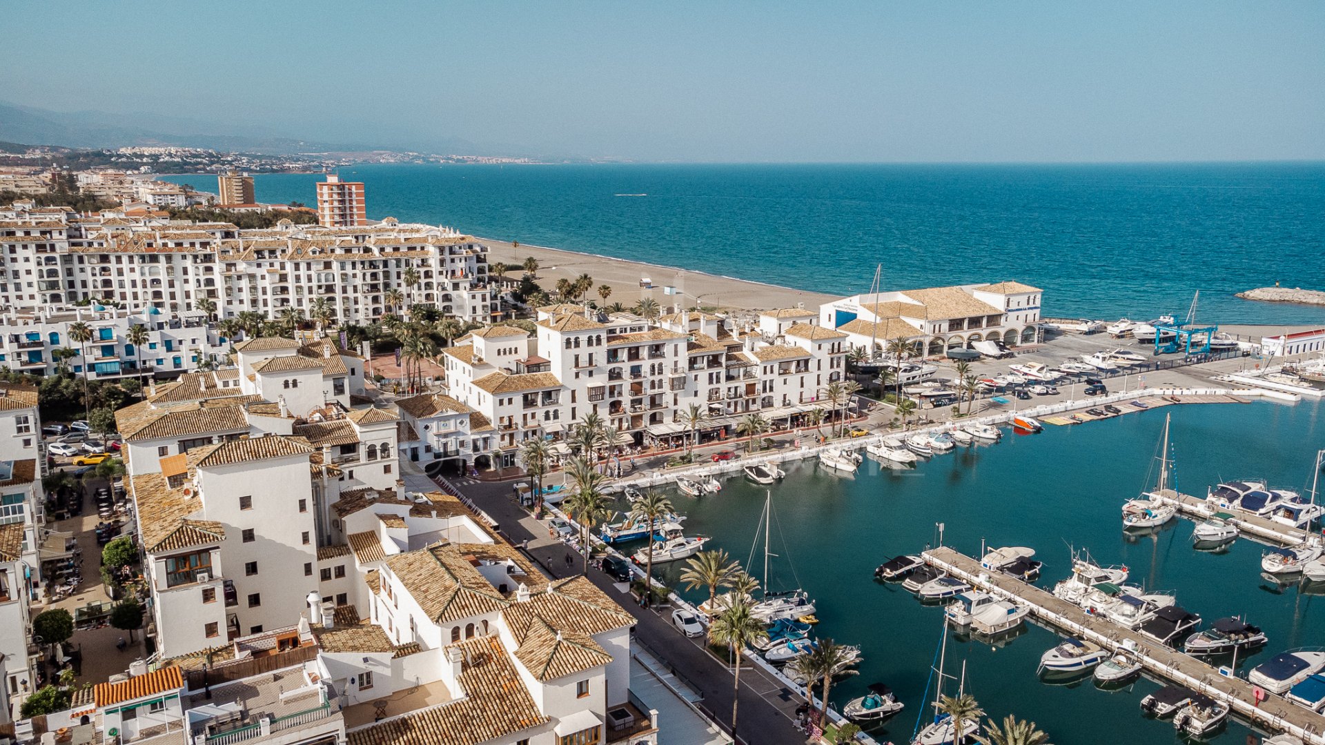 Apartamento en Planta Baja con Vistas Panorámicas y Dos Terrazas en La Duquesa