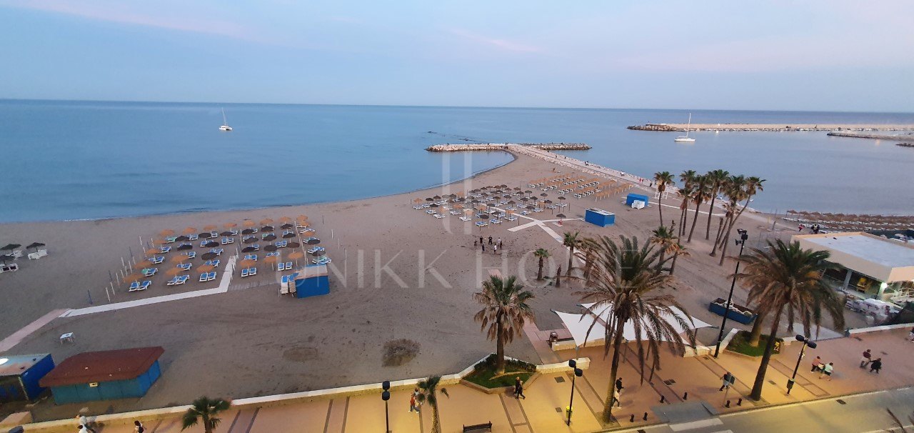 Beachfront apartment with panoramic sea views by the port of Fuengirola