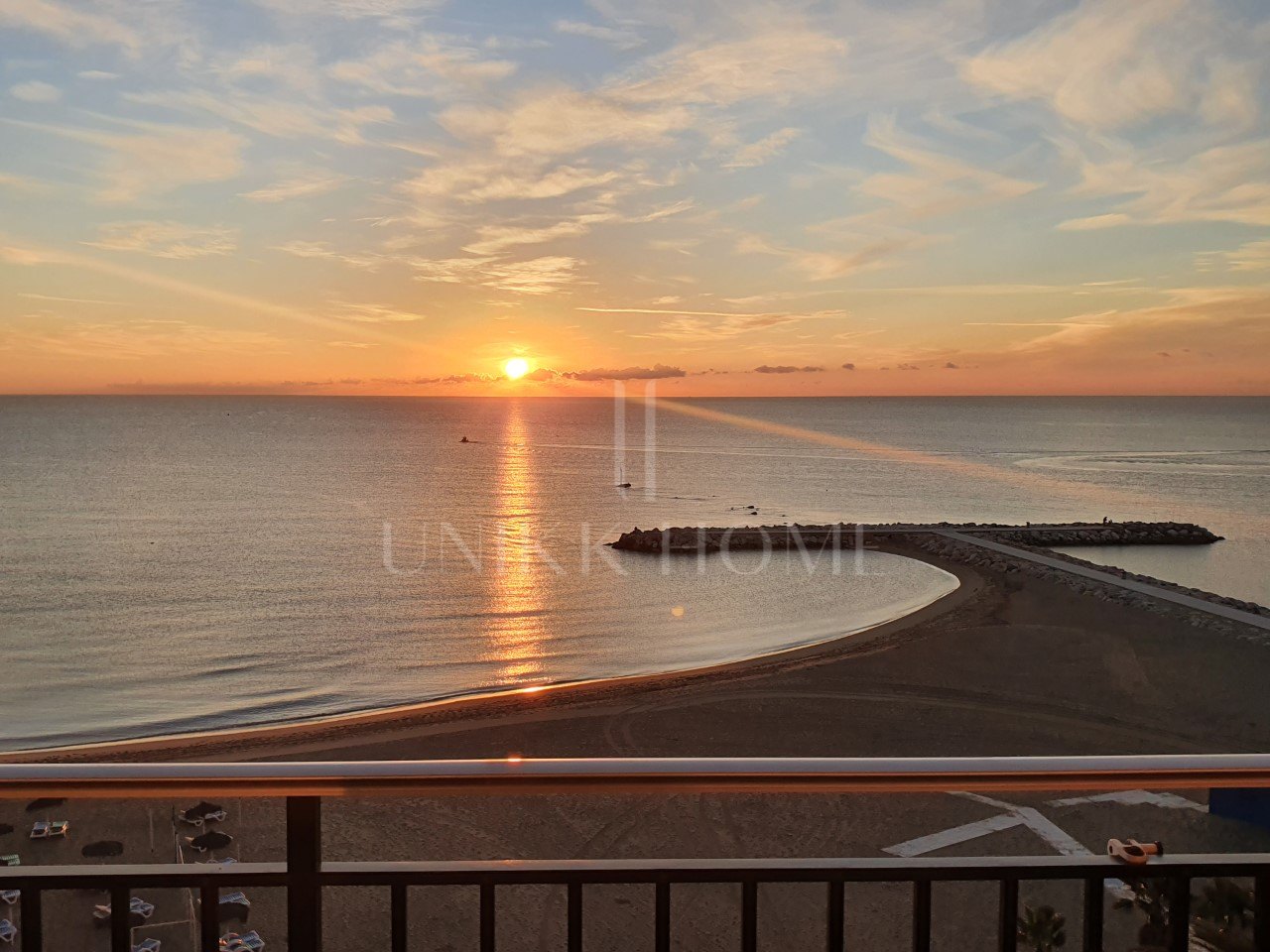 Beachfront apartment with panoramic sea views by the port of Fuengirola