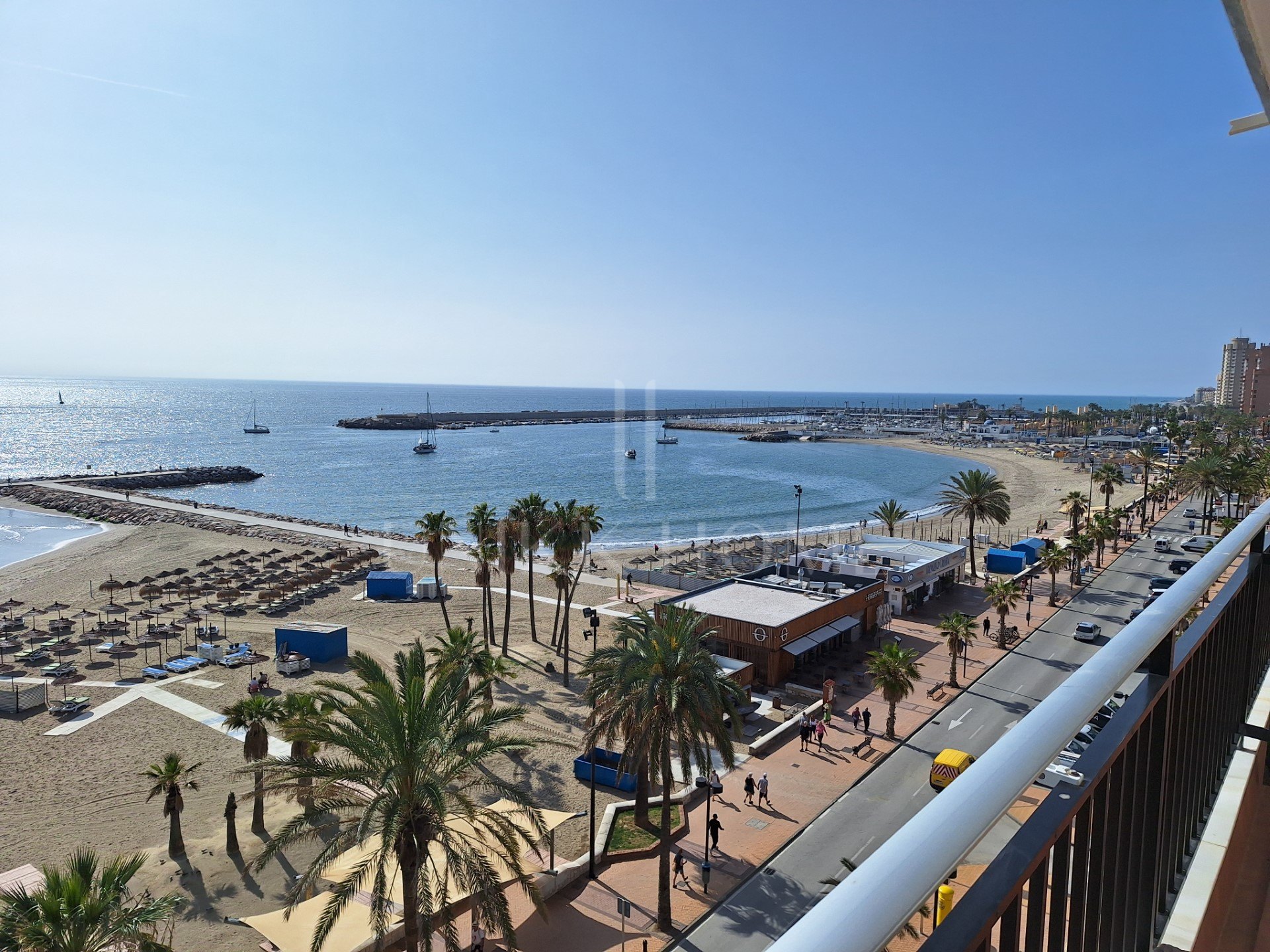 Beachfront apartment with panoramic sea views by the port of Fuengirola