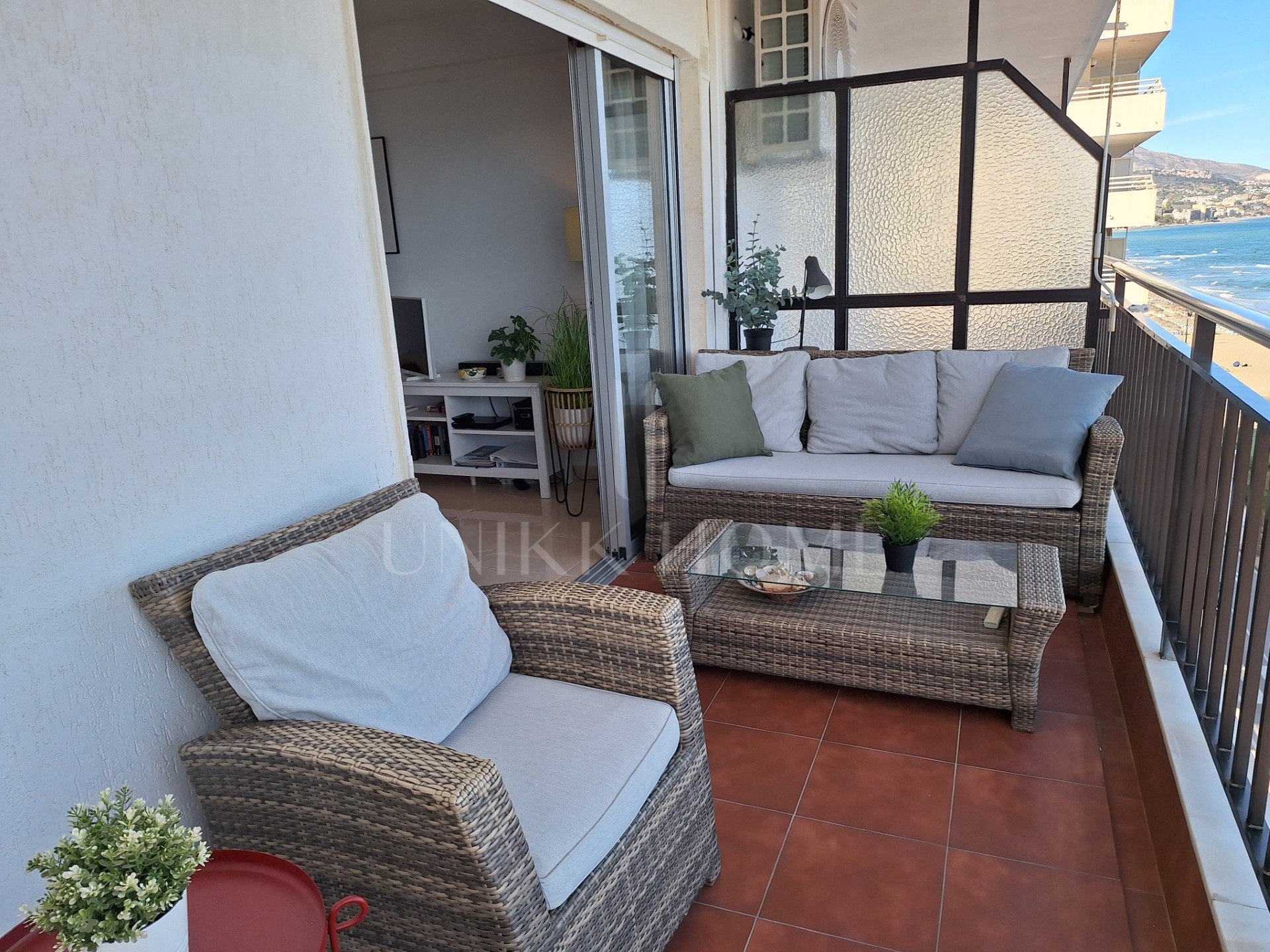 Beachfront apartment with panoramic sea views by the port of Fuengirola