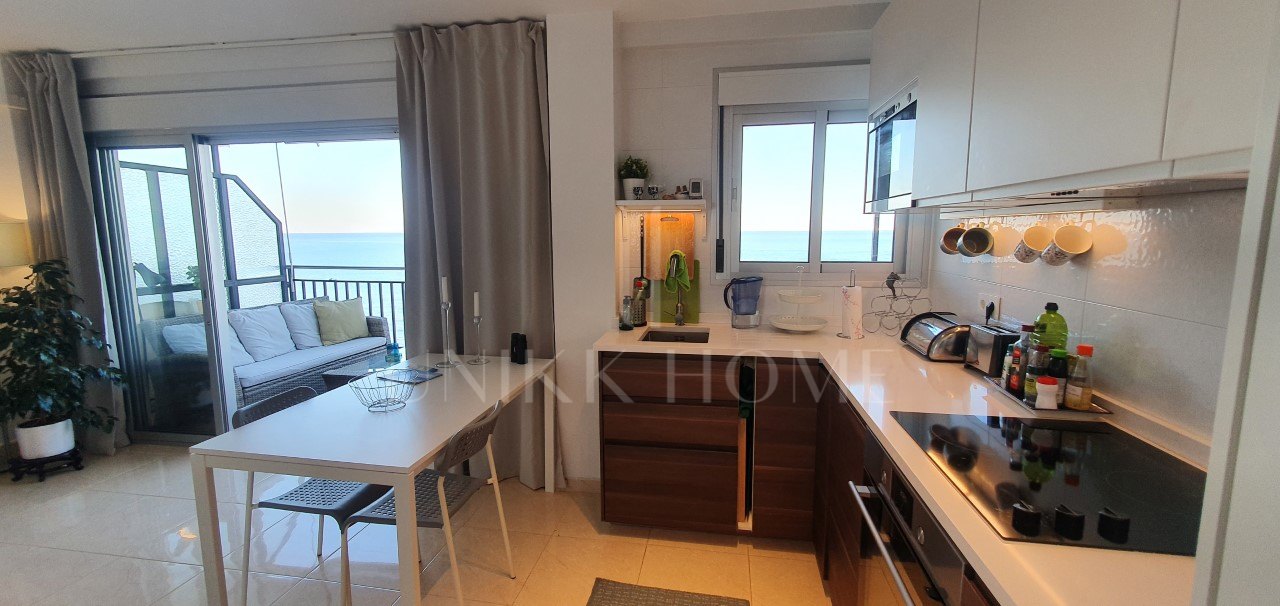 Beachfront apartment with panoramic sea views by the port of Fuengirola