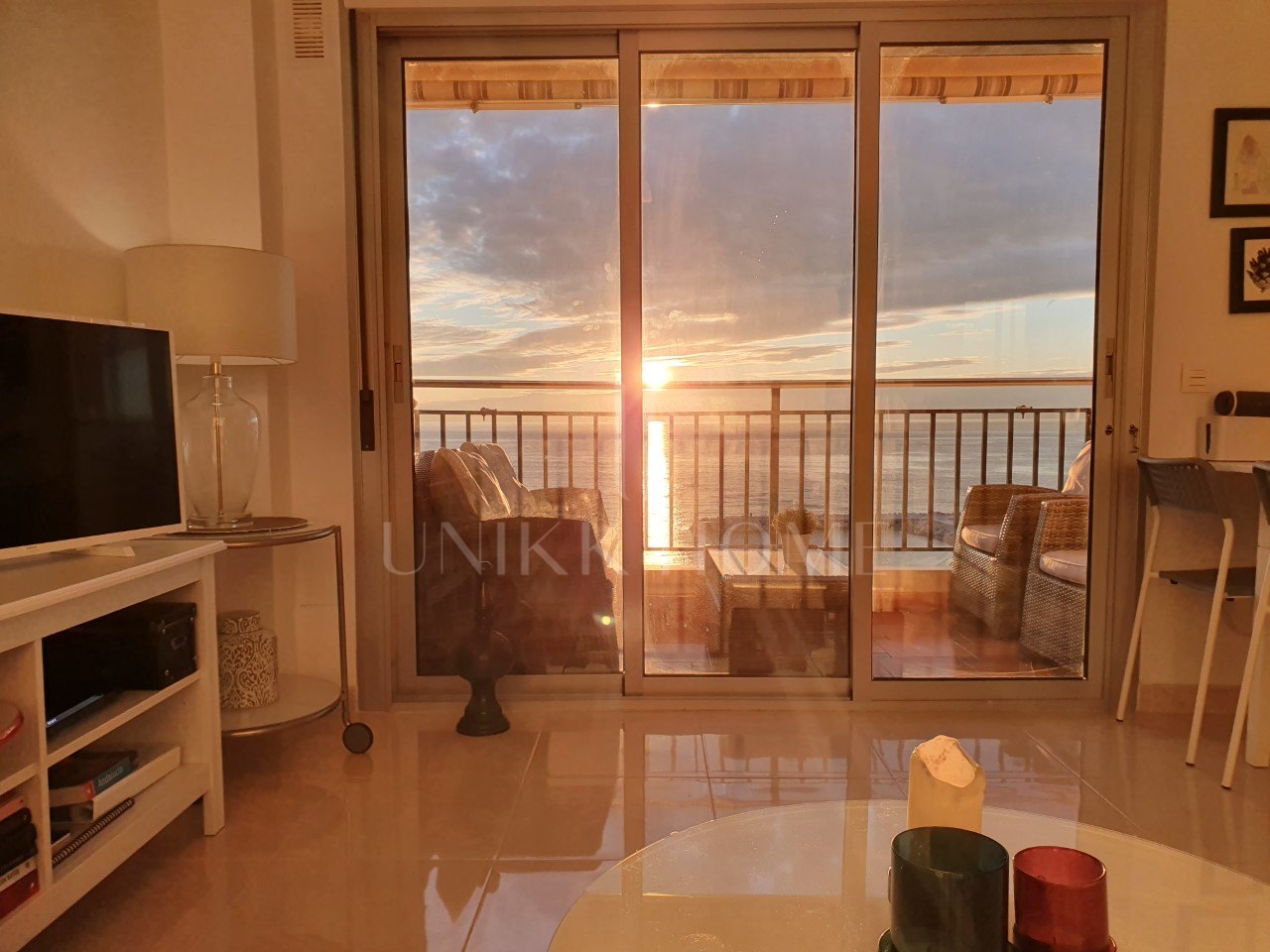 Beachfront apartment with panoramic sea views by the port of Fuengirola