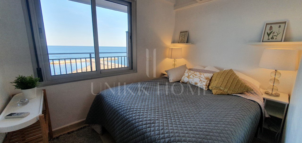 Beachfront apartment with panoramic sea views by the port of Fuengirola