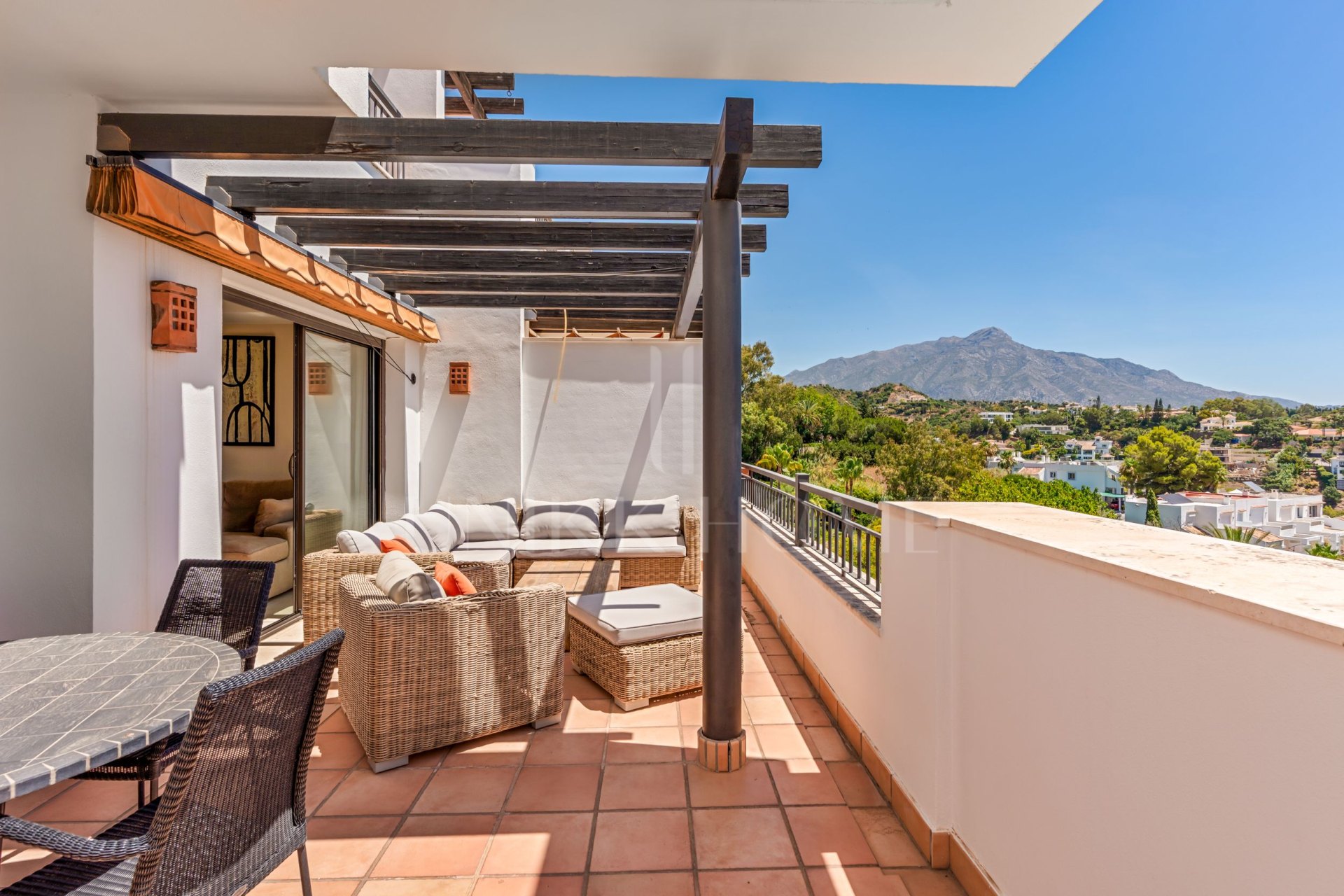 South-facing duplex penthouse in La Quinta Suites with panoramic sea and mountain views