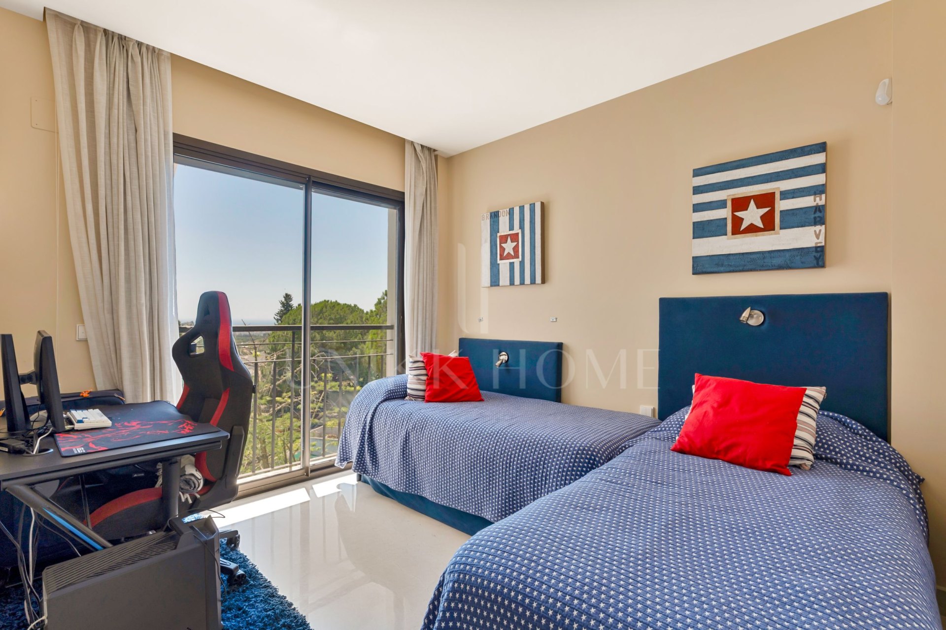 South-facing duplex penthouse in La Quinta Suites with panoramic sea and mountain views