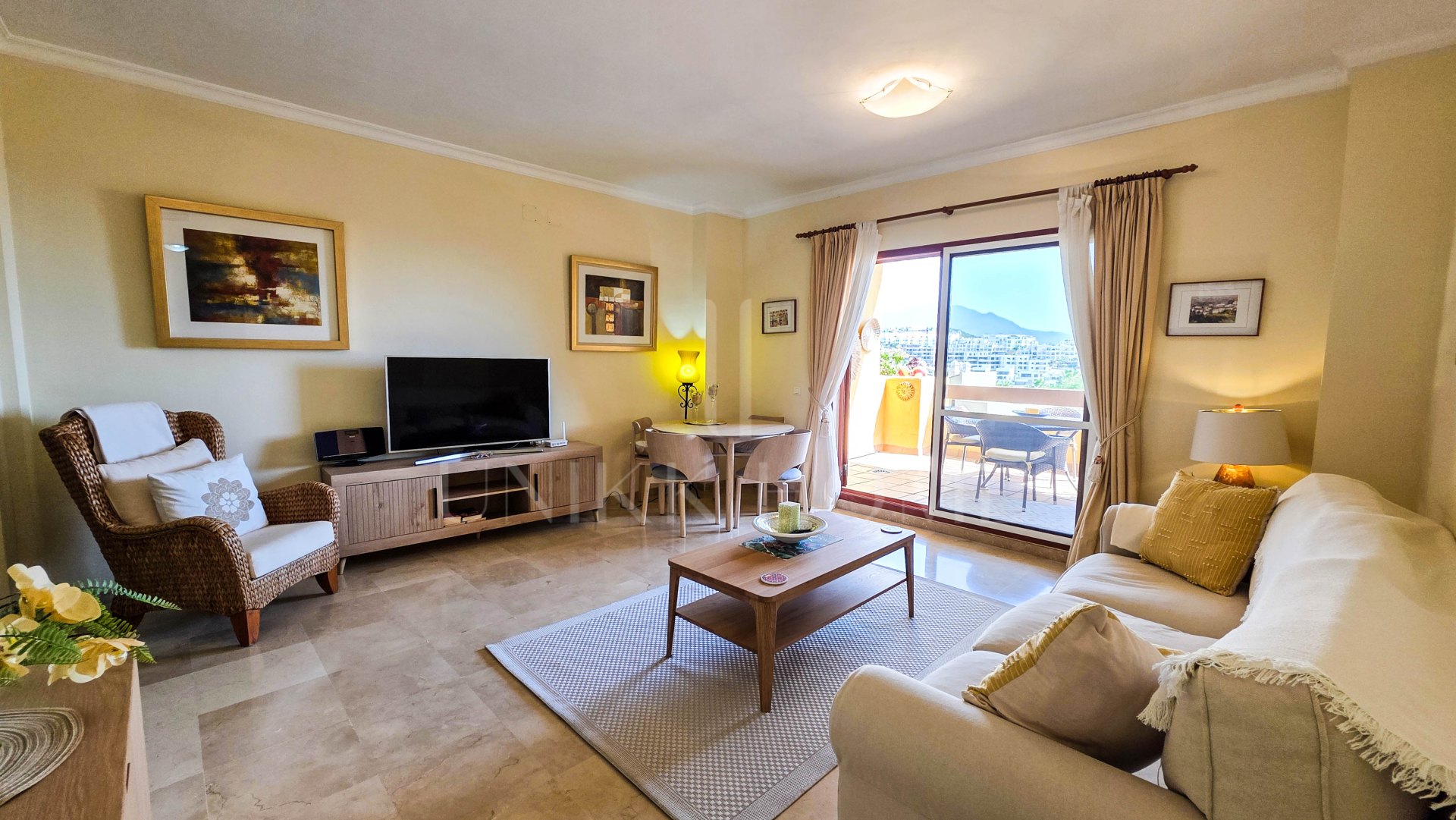 Apartamento en Planta Intermedia con Vistas Panorámicas en Altos de Princesa Kristina