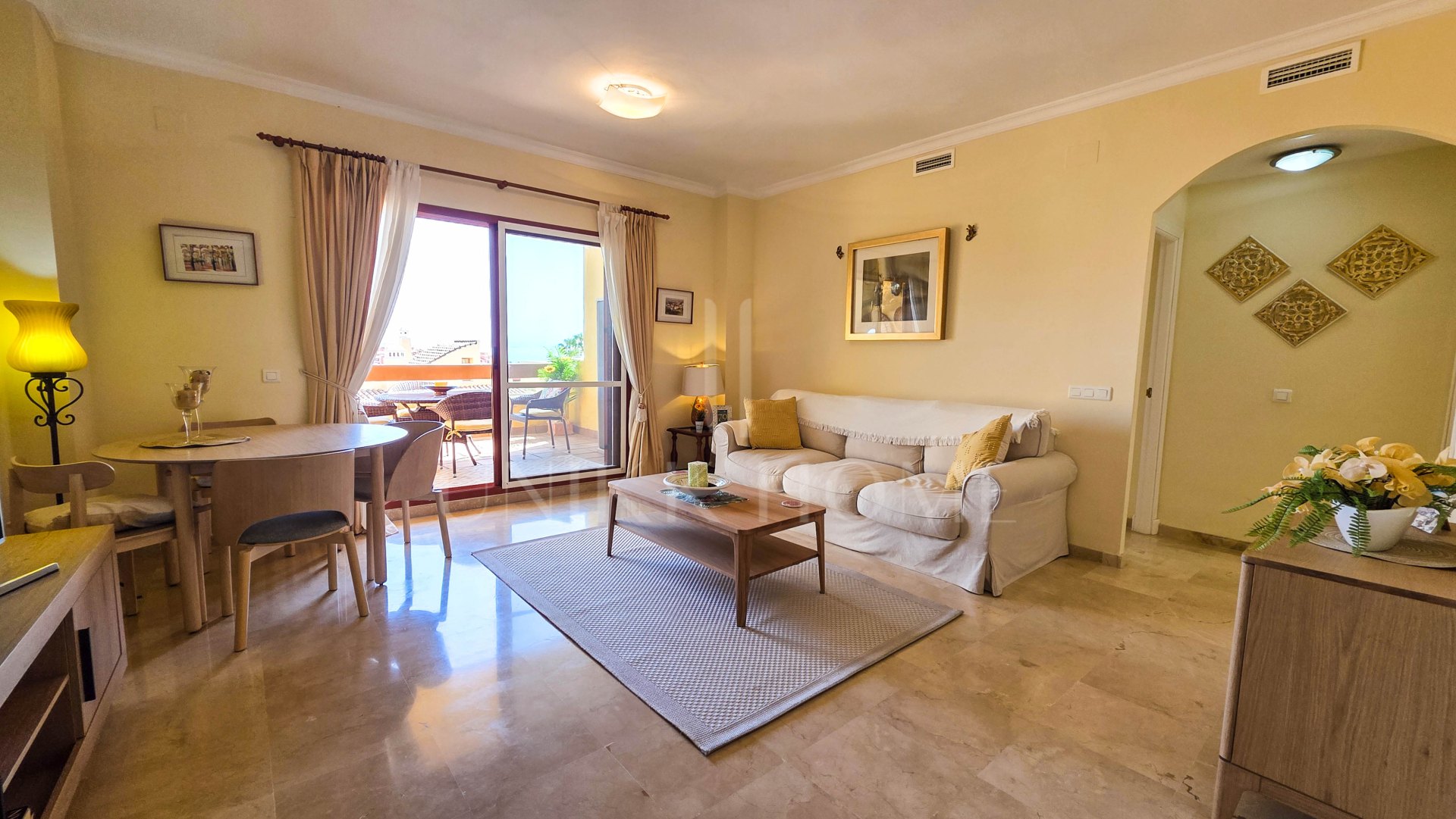 Apartamento en Planta Intermedia con Vistas Panorámicas en Altos de Princesa Kristina