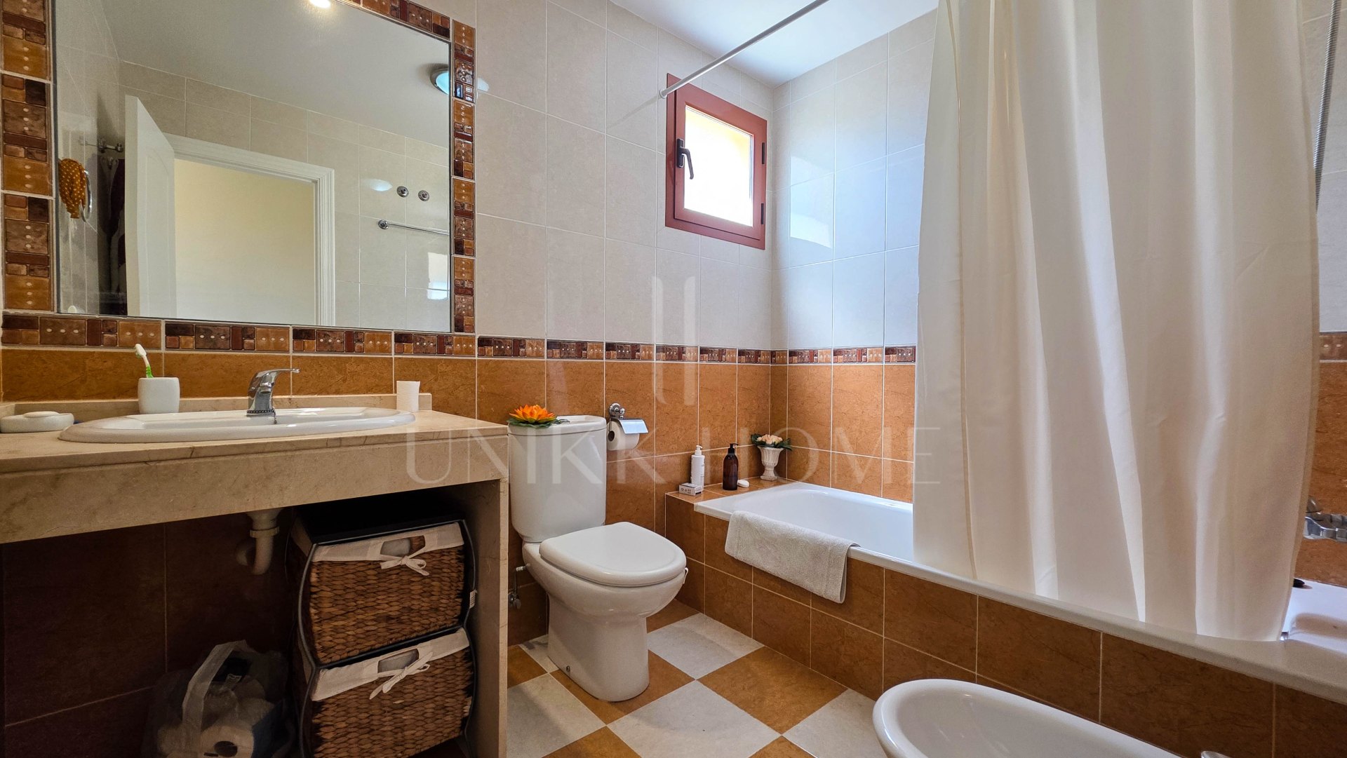 Apartamento en Planta Intermedia con Vistas Panorámicas en Altos de Princesa Kristina