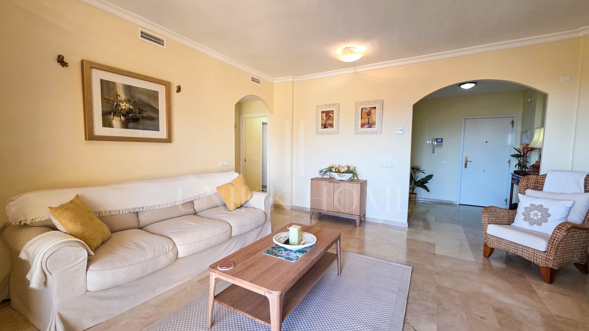 Apartamento en Planta Intermedia con Vistas Panorámicas en Altos de Princesa Kristina