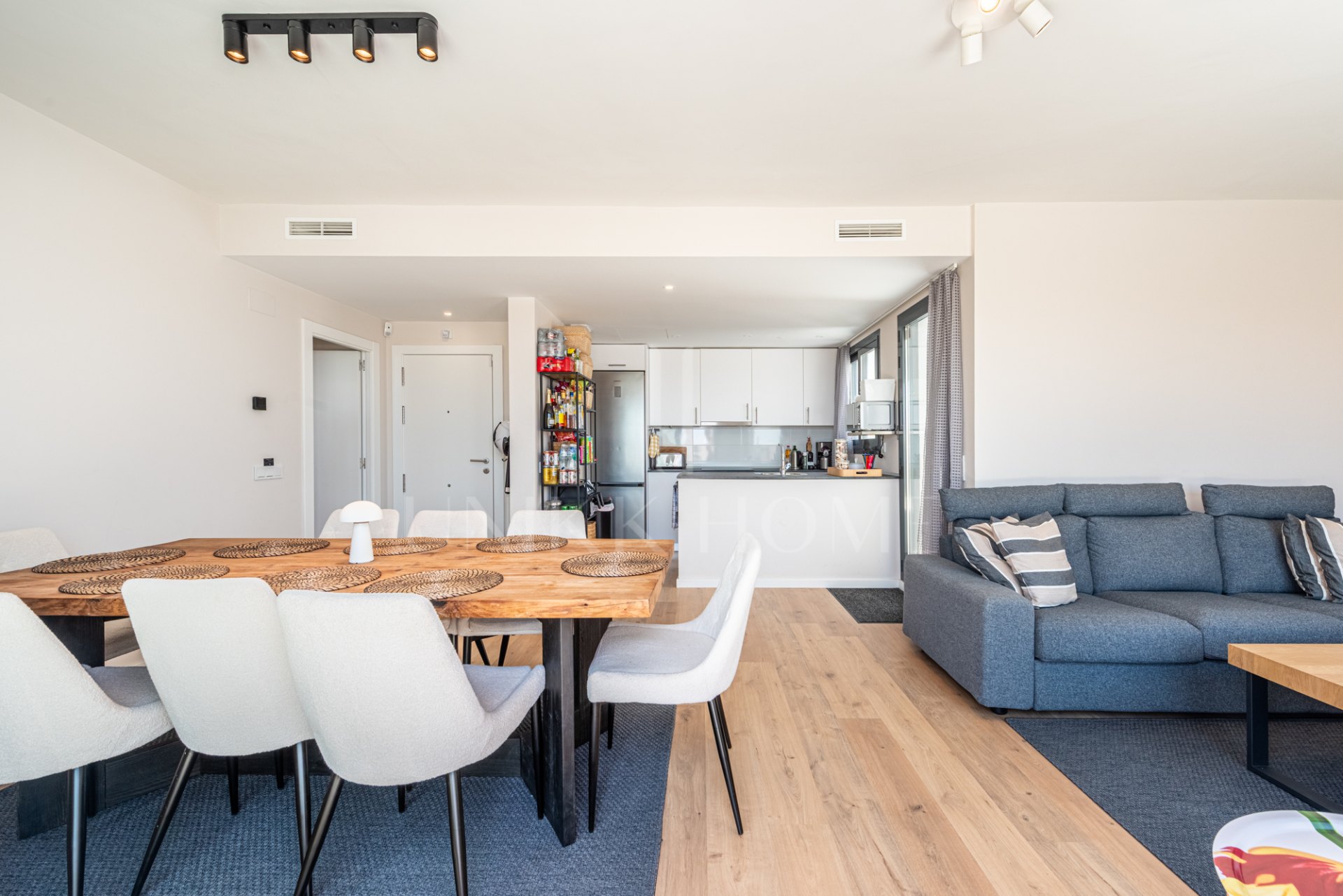 This modern 3-bedroom, 2-bathroom penthouse is located in a recently completed development (2023) in the sought-after area of Las Lagunas, Mijas Costa.