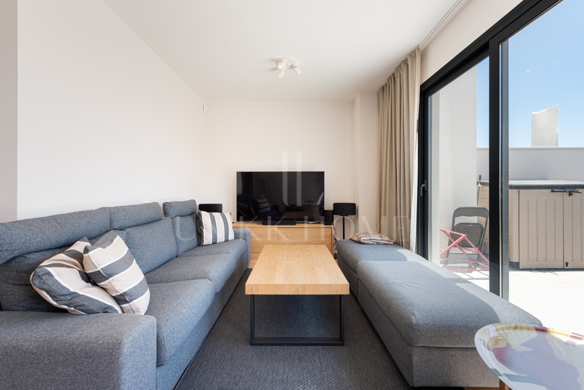 This modern 3-bedroom, 2-bathroom penthouse is located in a recently completed development (2023) in the sought-after area of Las Lagunas, Mijas Costa.