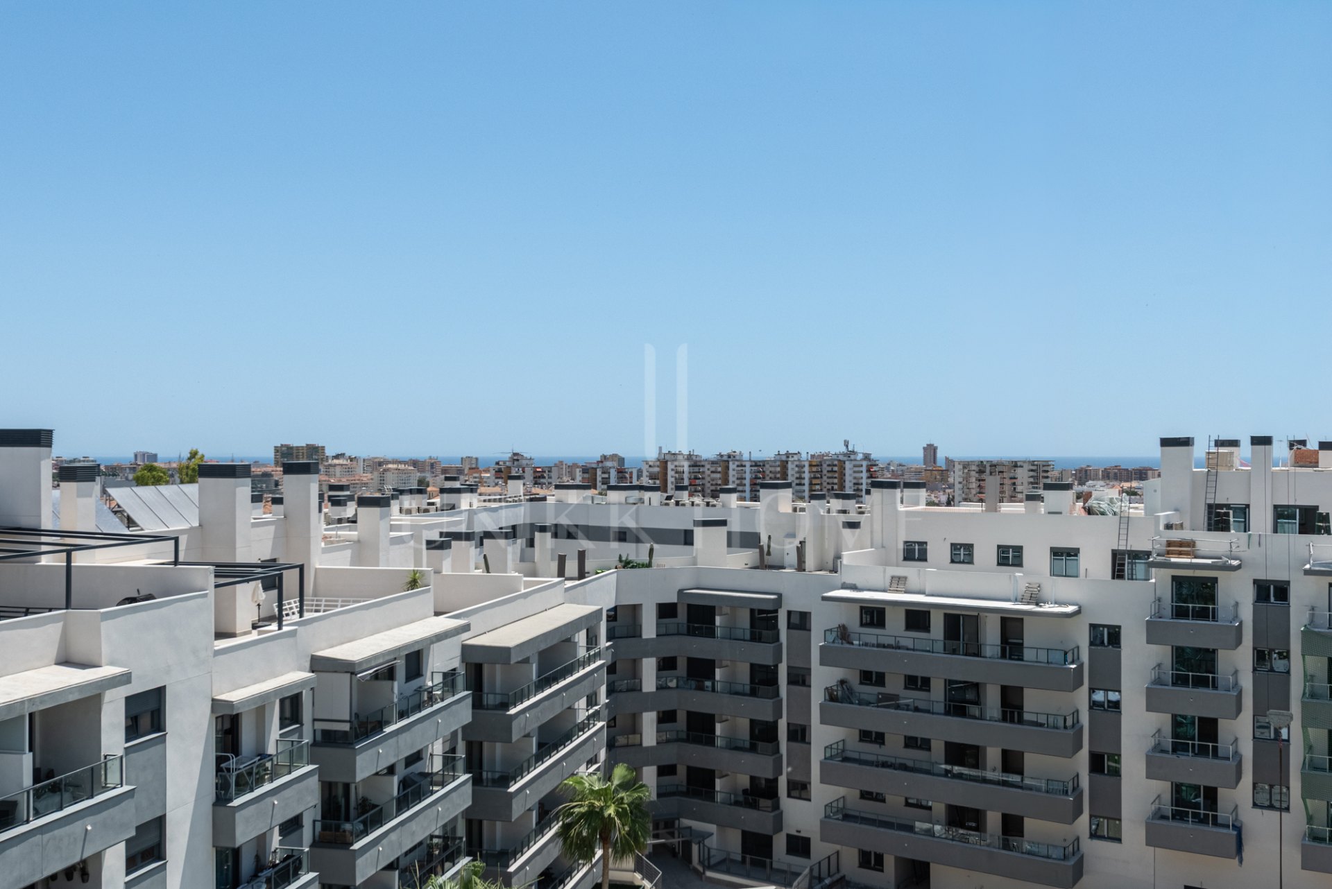 This modern 3-bedroom, 2-bathroom penthouse is located in a recently completed development (2023) in the sought-after area of Las Lagunas, Mijas Costa.