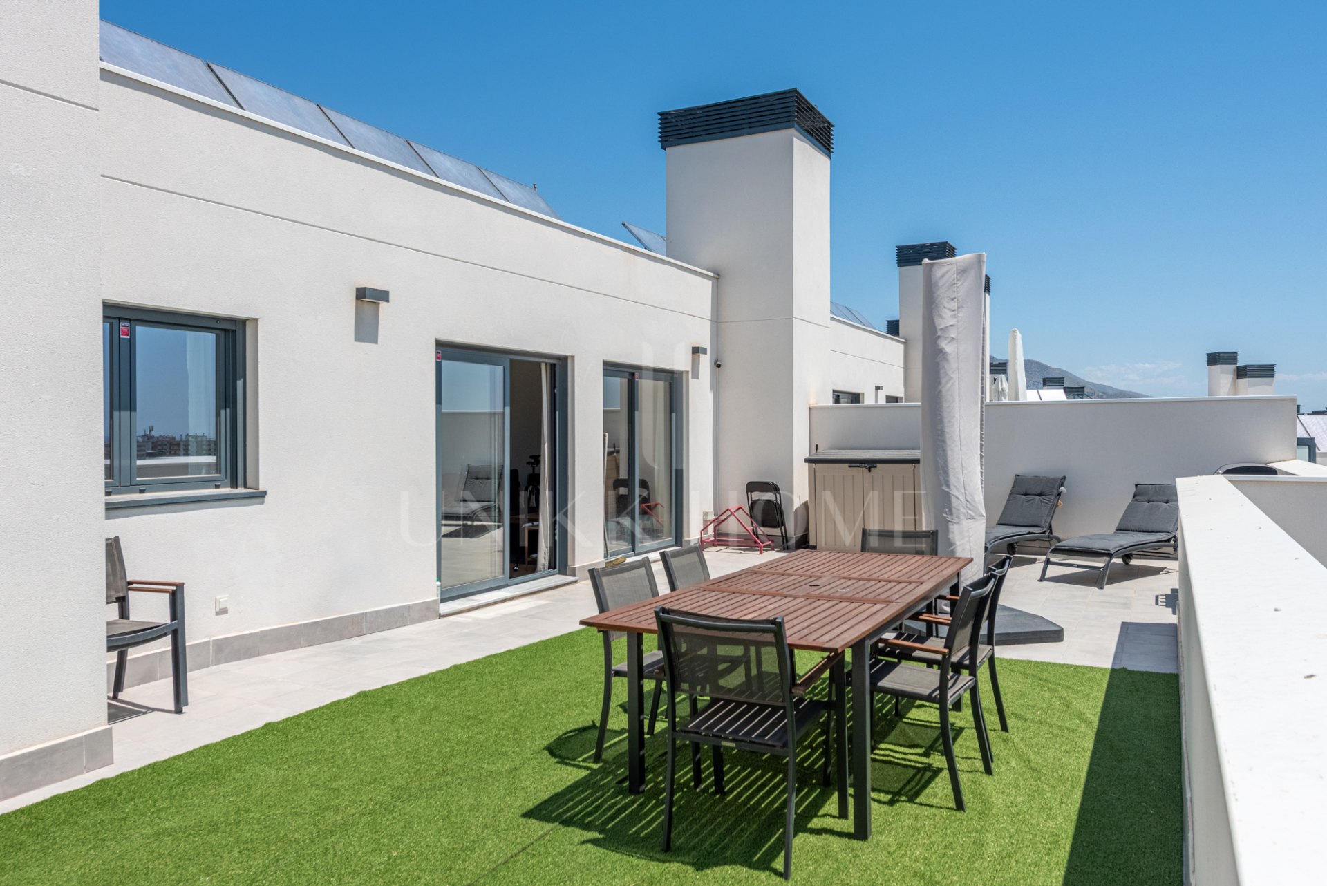 This modern 3-bedroom, 2-bathroom penthouse is located in a recently completed development (2023) in the sought-after area of Las Lagunas, Mijas Costa.