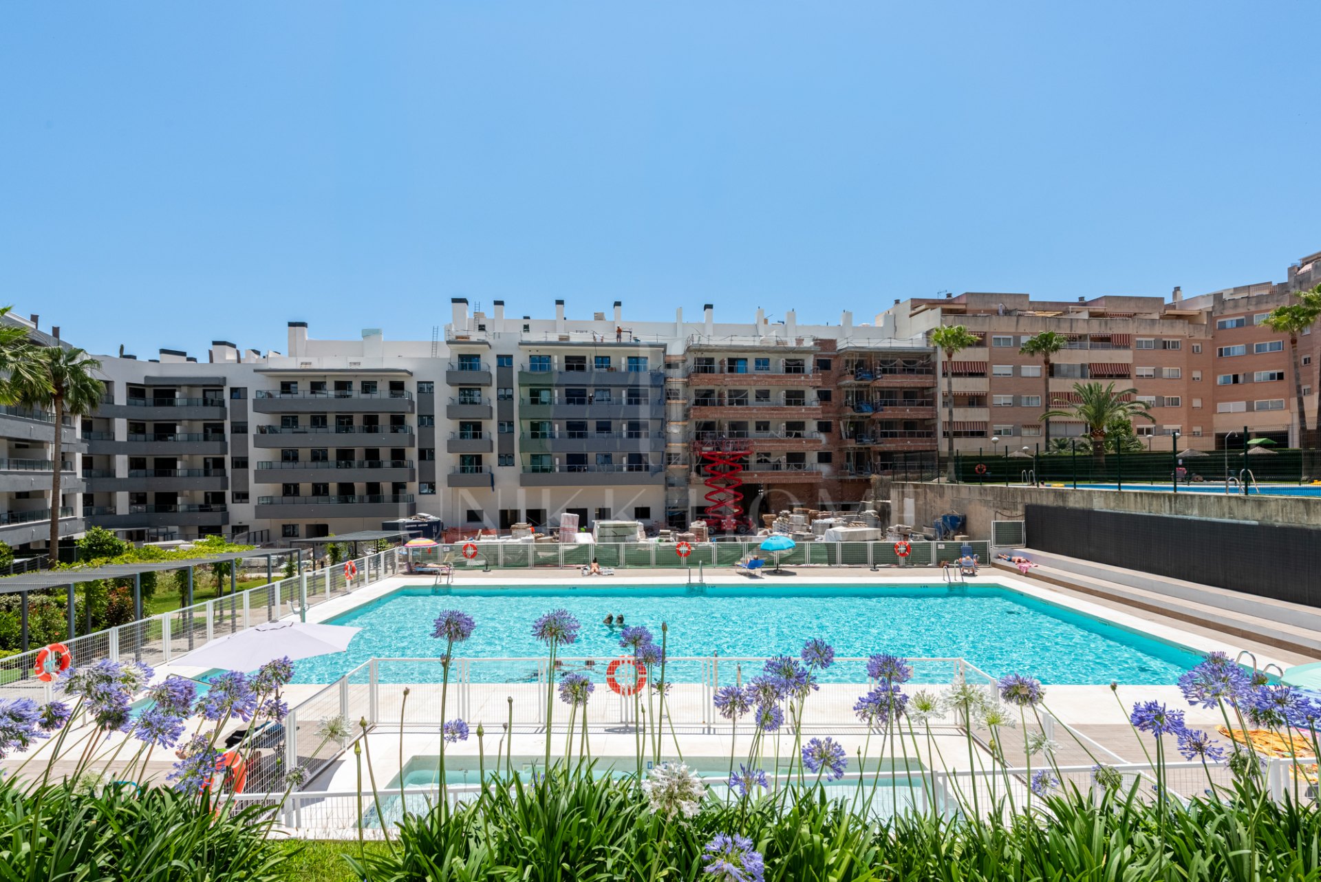 This modern 3-bedroom, 2-bathroom penthouse is located in a recently completed development (2023) in the sought-after area of Las Lagunas, Mijas Costa.