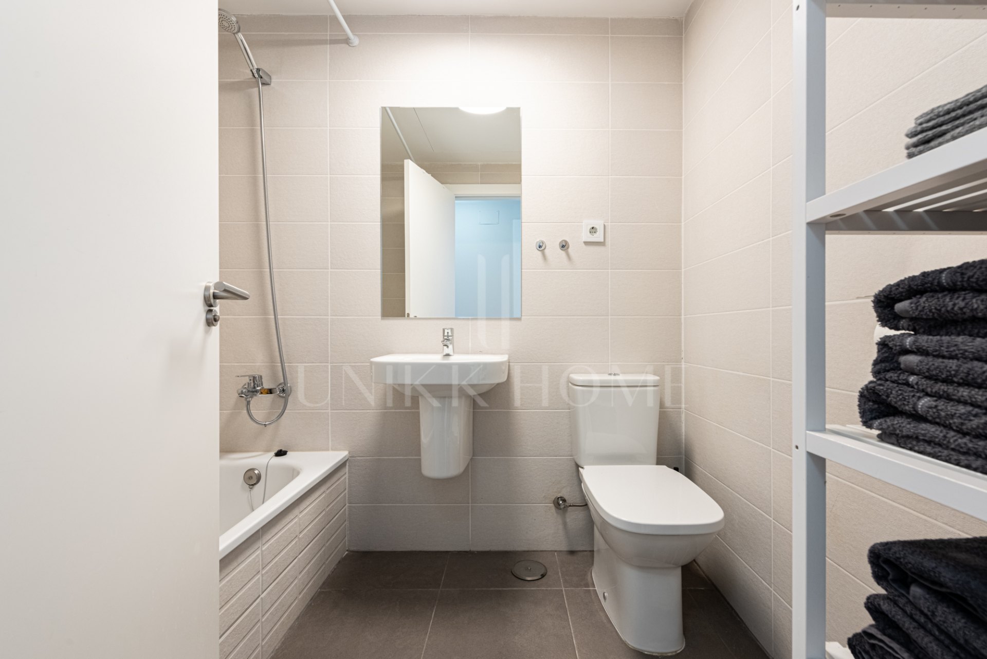 This modern 3-bedroom, 2-bathroom penthouse is located in a recently completed development (2023) in the sought-after area of Las Lagunas, Mijas Costa.