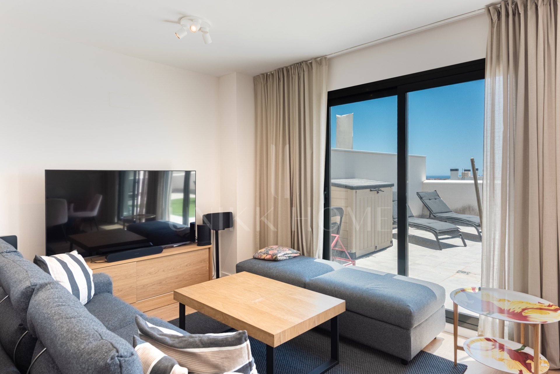 This modern 3-bedroom, 2-bathroom penthouse is located in a recently completed development (2023) in the sought-after area of Las Lagunas, Mijas Costa.