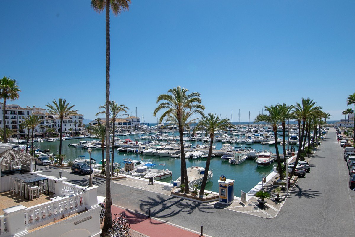 Refurbished Duplex Penthouse with Panoramic Sea and Mountain Views in La Duquesa