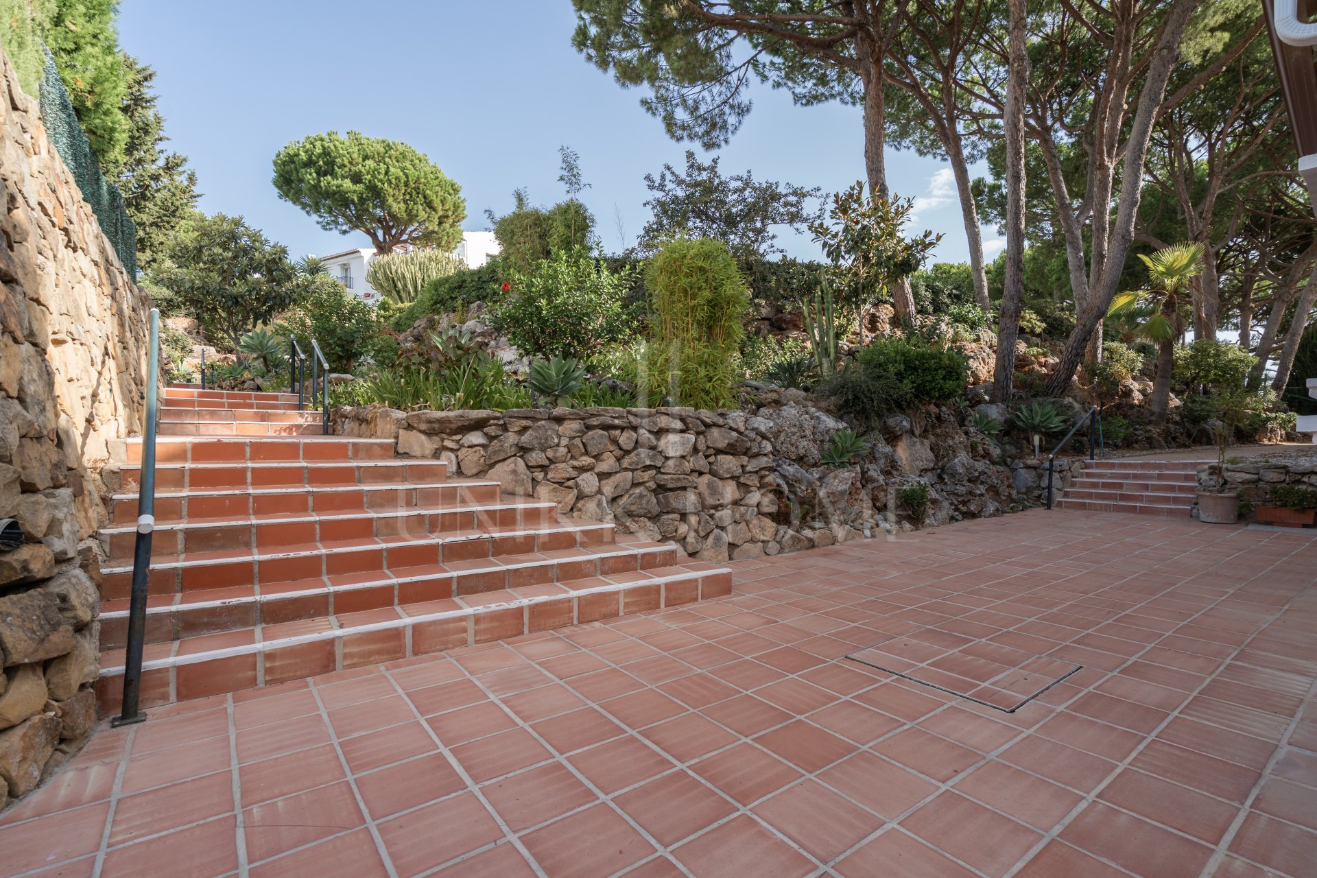 Two bedroom top floor apartment with amazing sea views