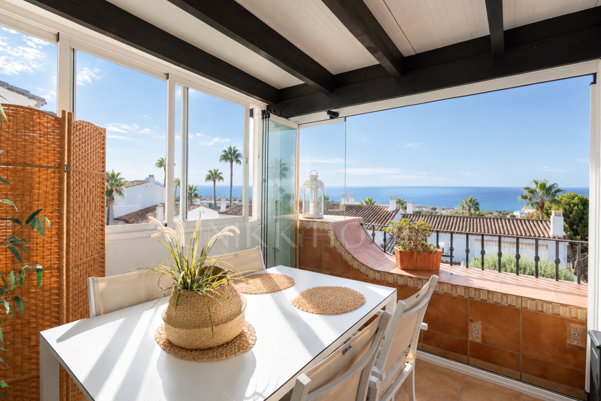 Two bedroom top floor apartment with amazing sea views