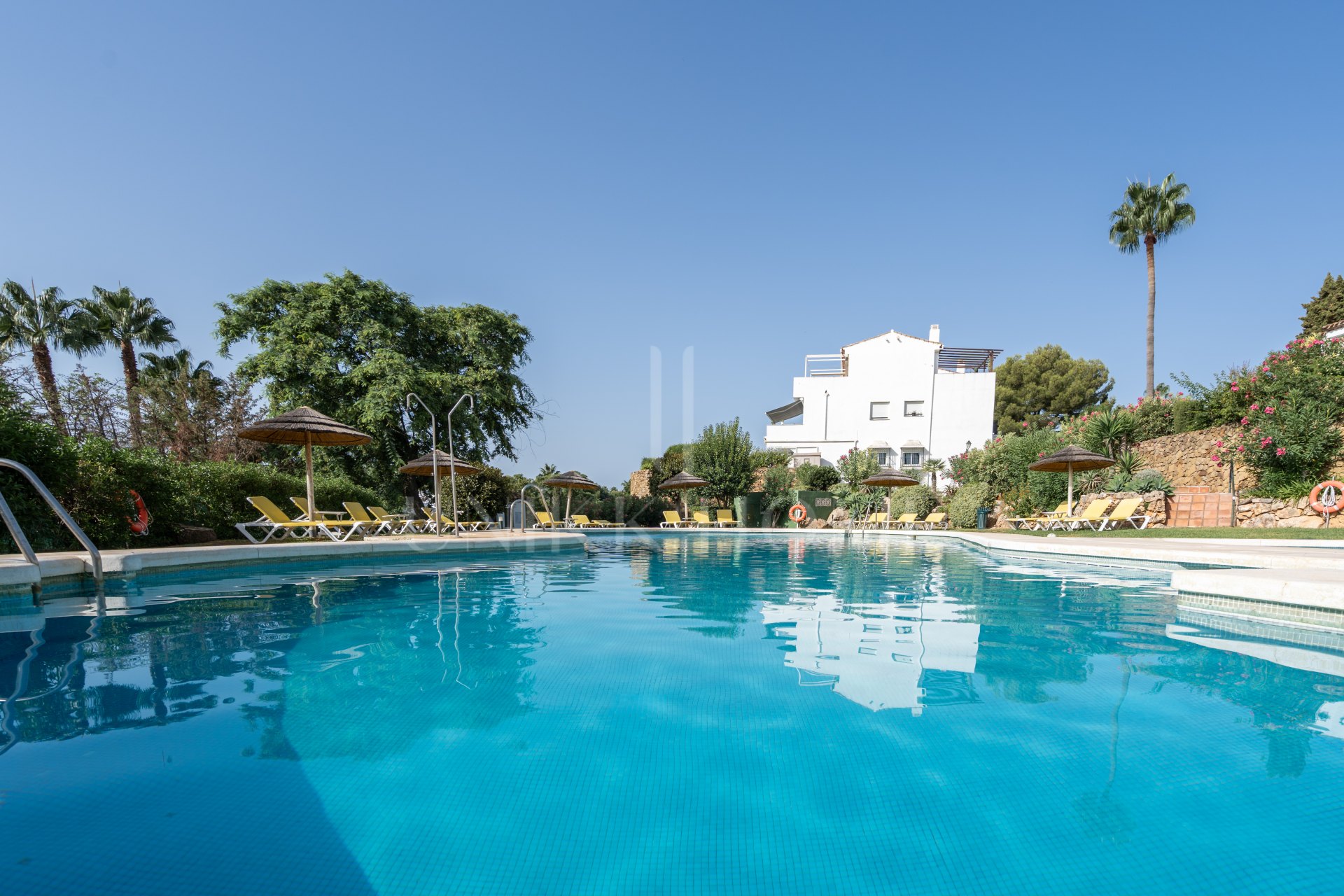 Two bedroom top floor apartment with amazing sea views