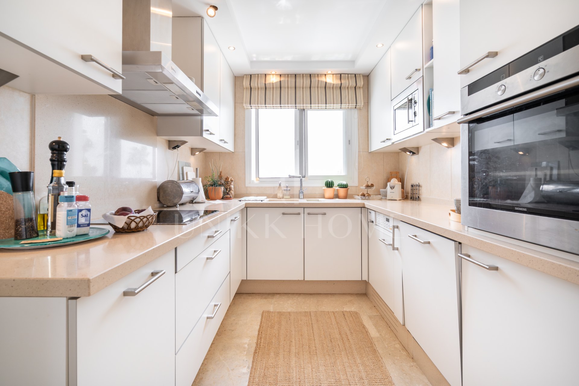 Two bedroom top floor apartment with amazing sea views