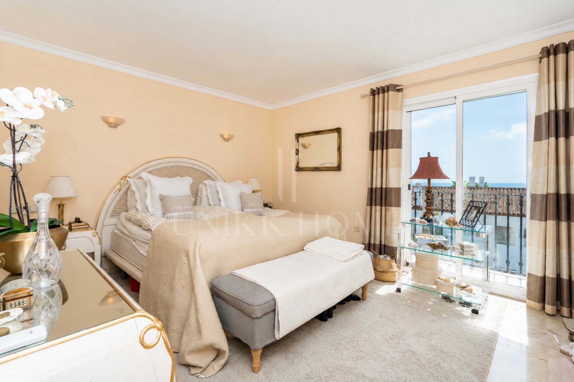 Two bedroom top floor apartment with amazing sea views