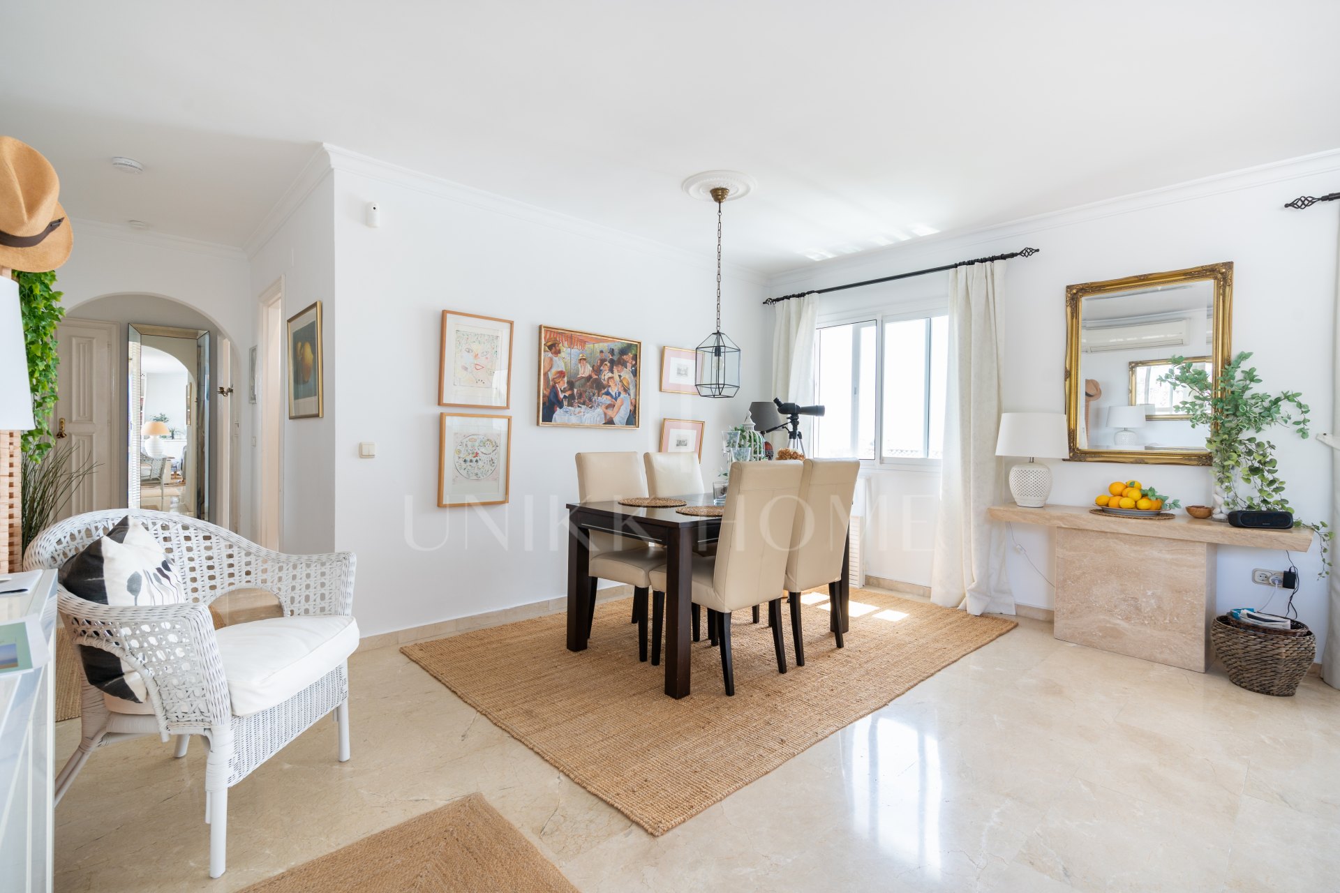 Two bedroom top floor apartment with amazing sea views