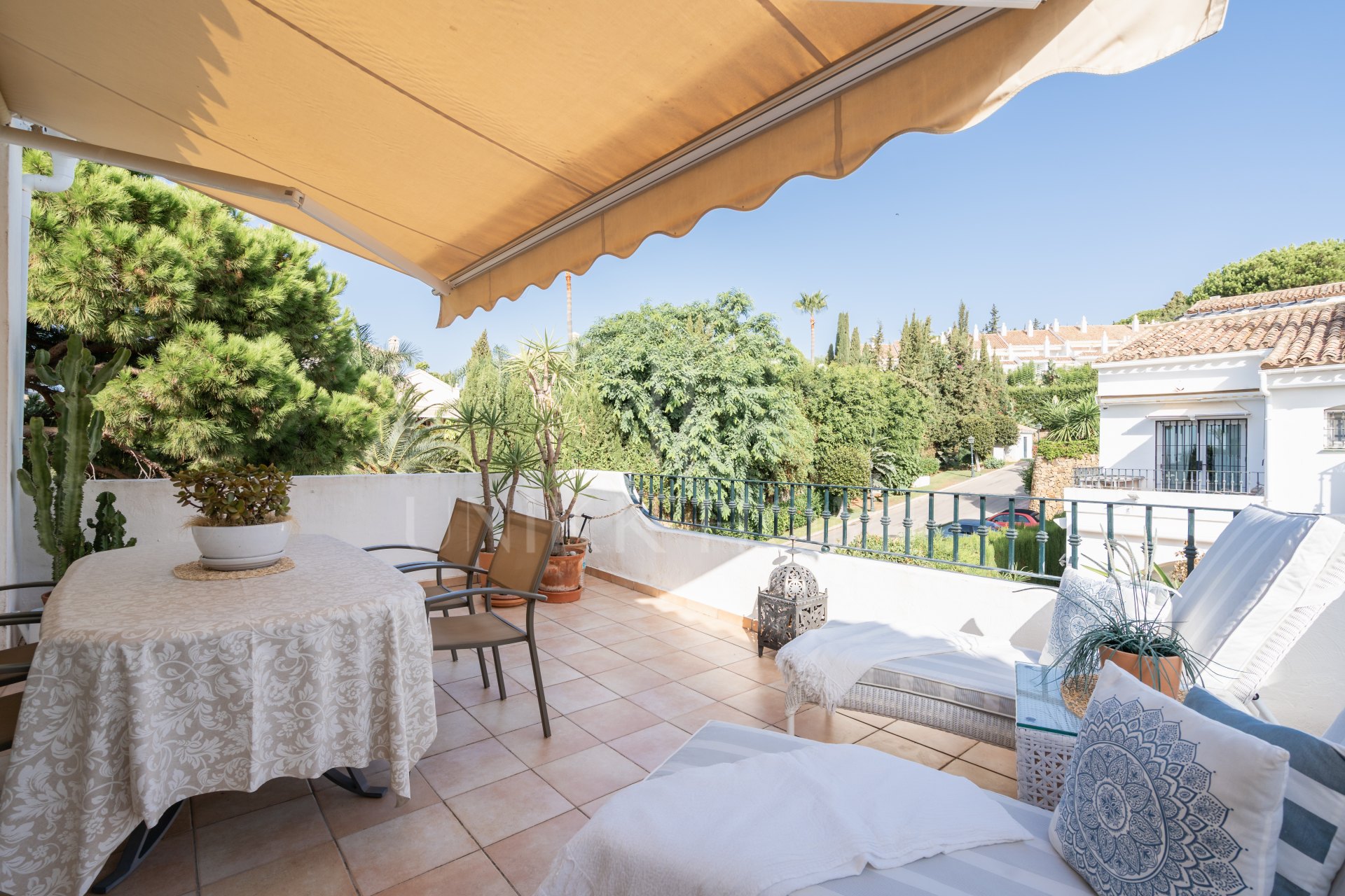 Two bedroom top floor apartment with amazing sea views