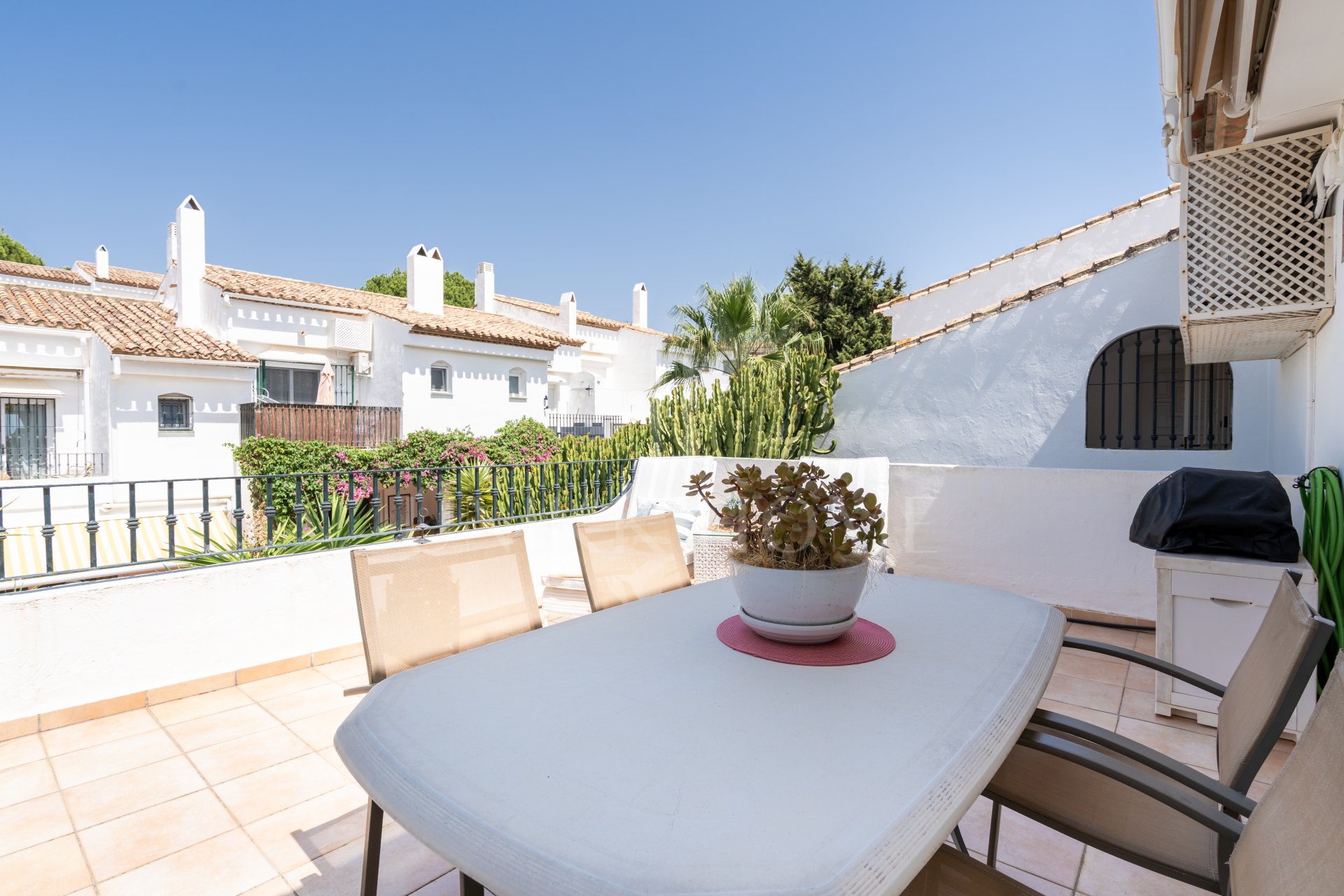 Two bedroom top floor apartment with amazing sea views