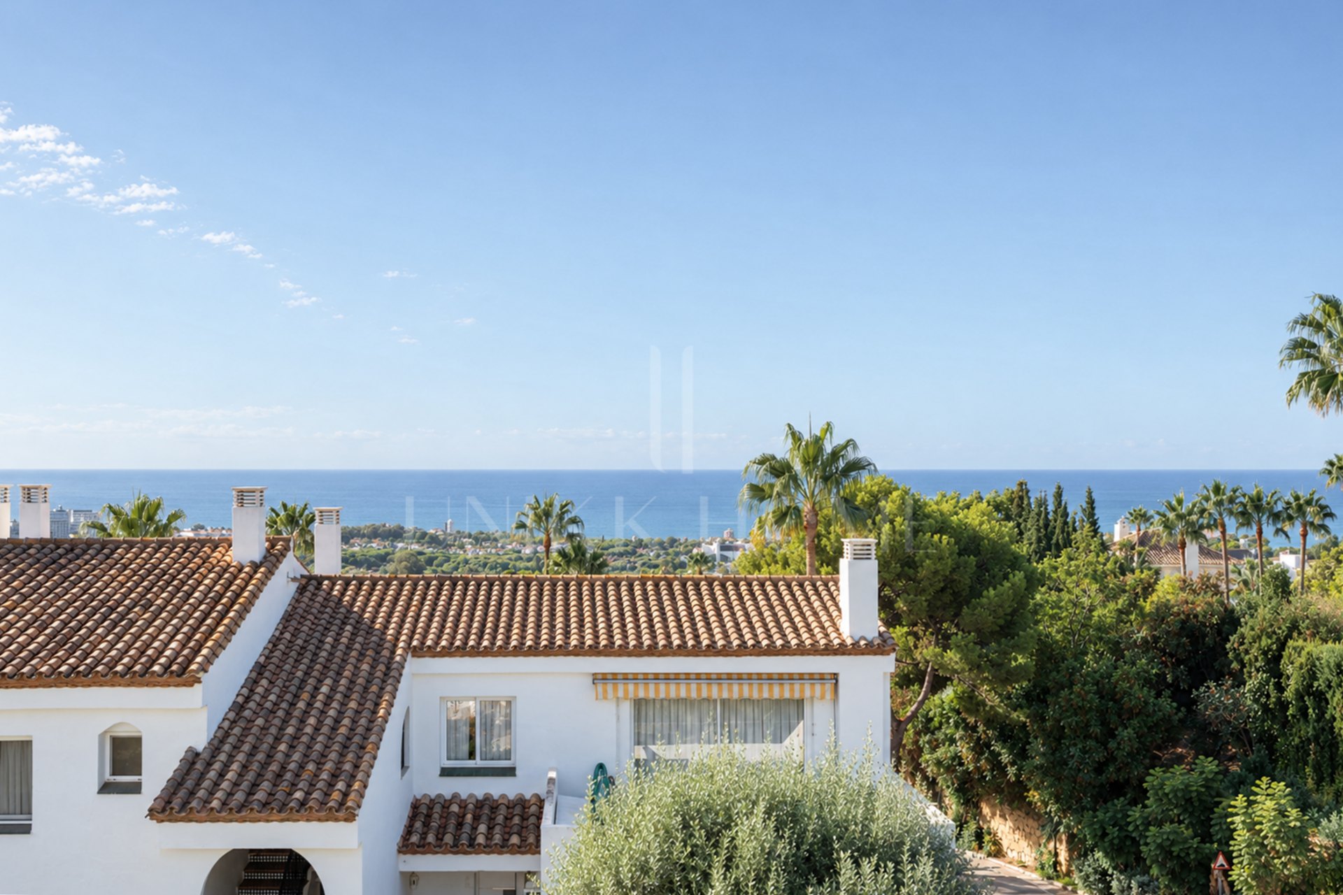 Two bedroom top floor apartment with amazing sea views