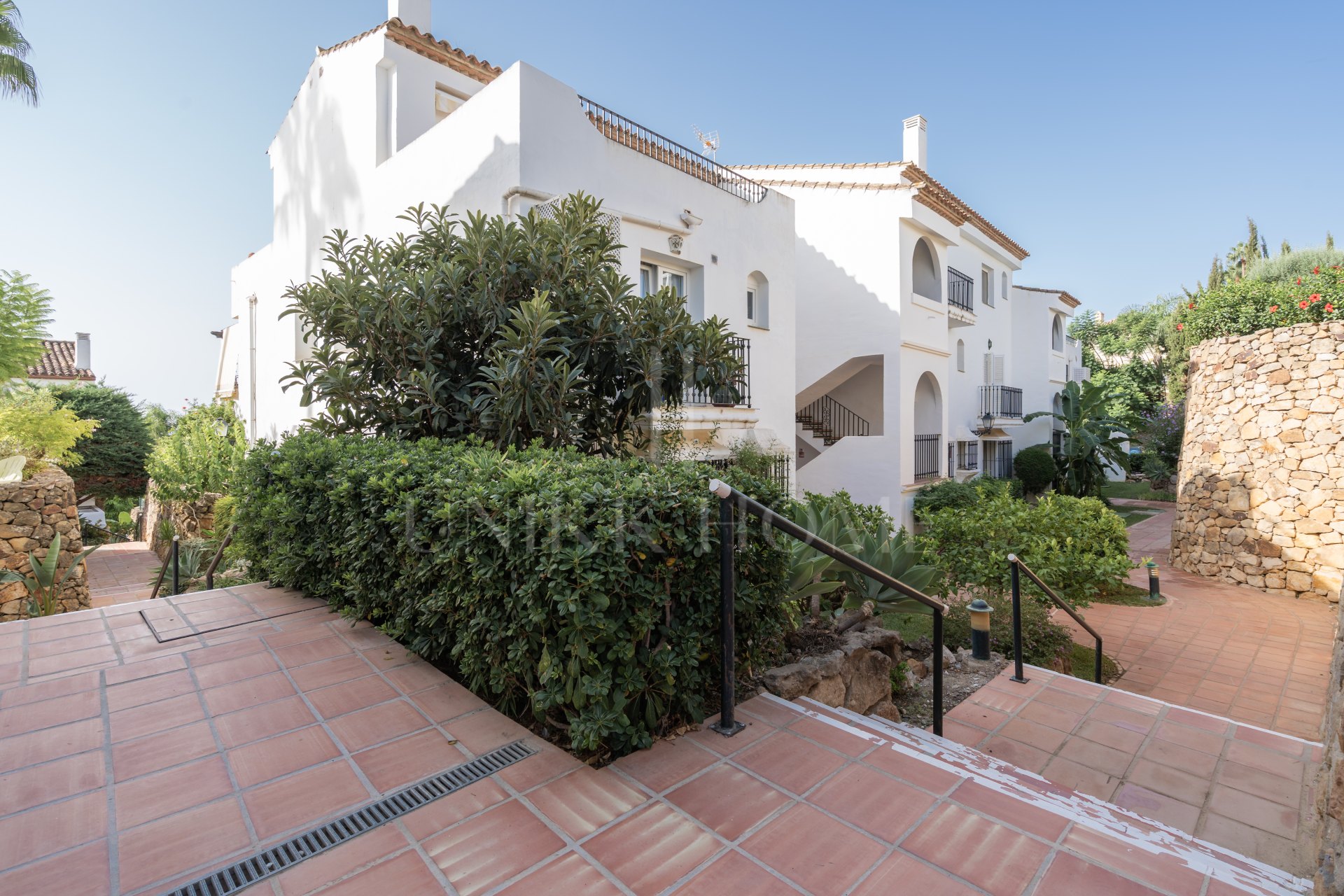 Two bedroom top floor apartment with amazing sea views