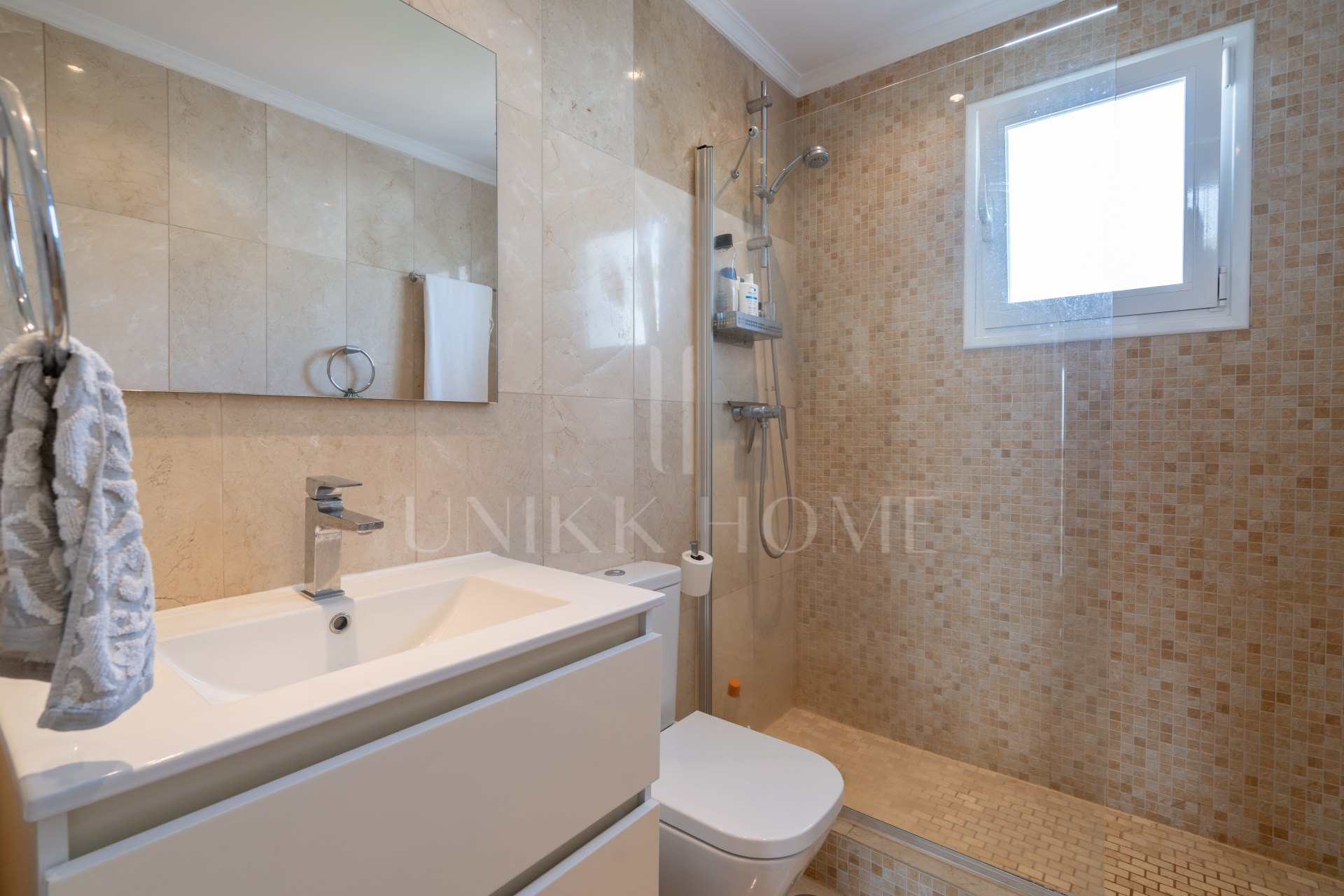 Two bedroom top floor apartment with amazing sea views