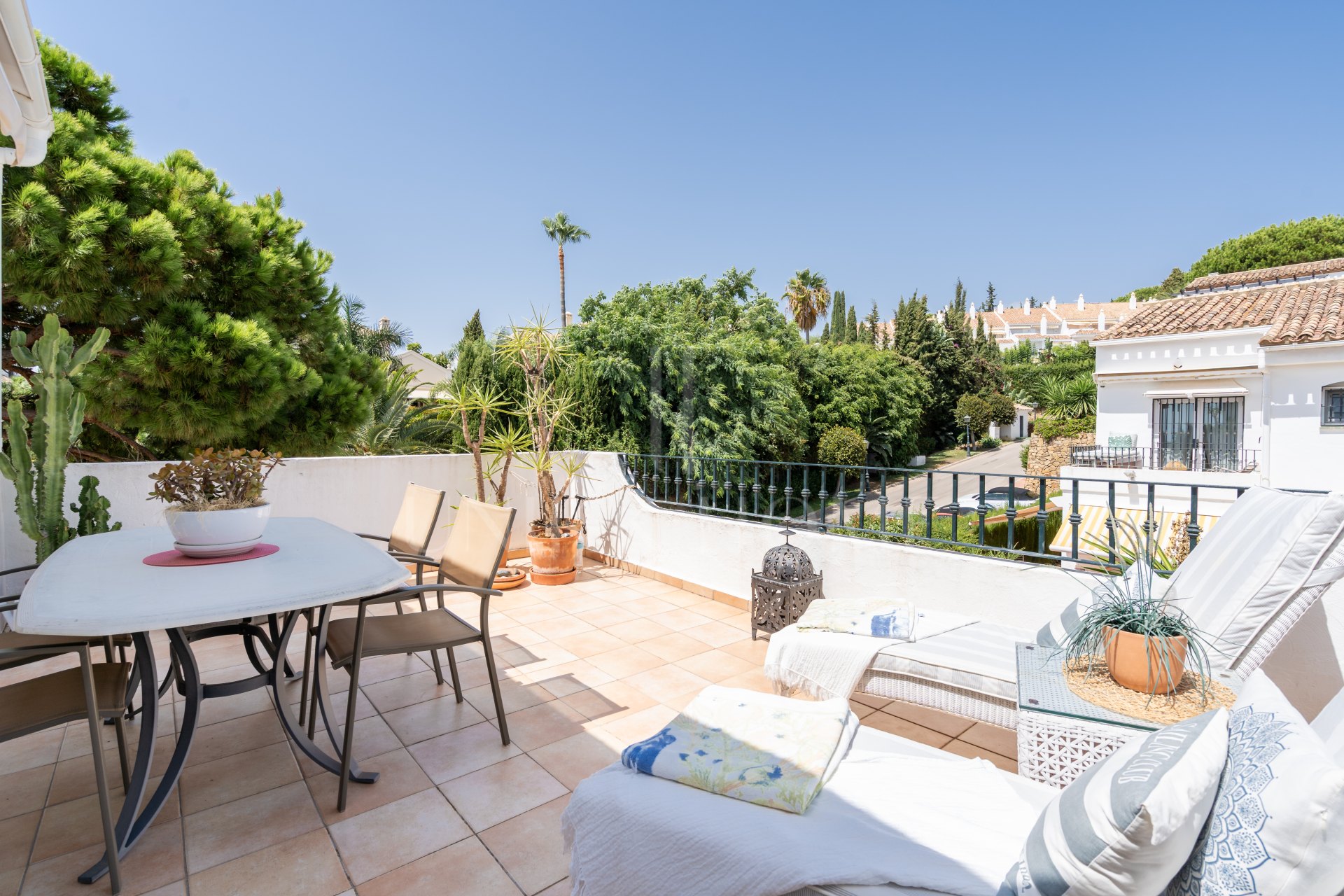 Two bedroom top floor apartment with amazing sea views