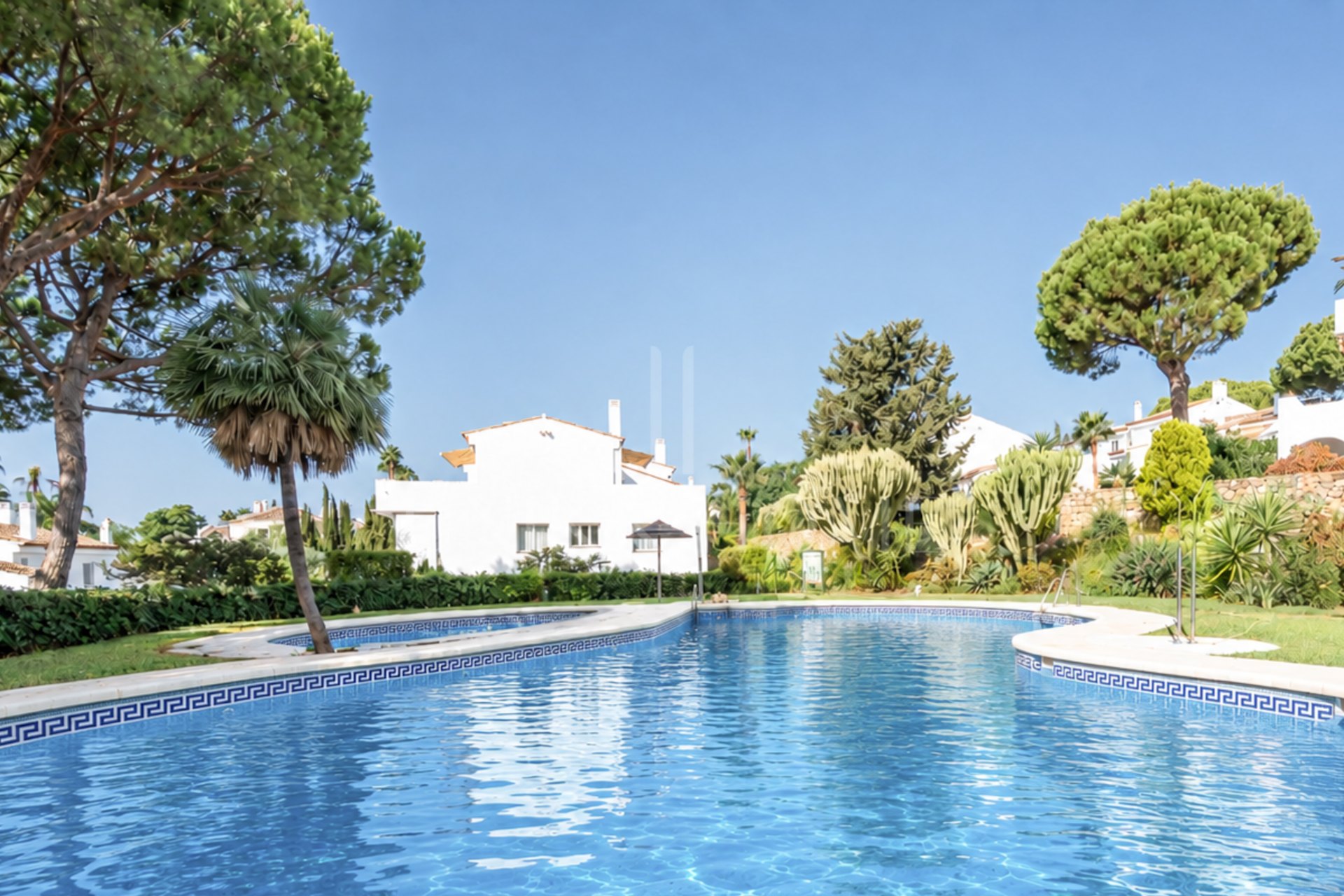Two bedroom top floor apartment with amazing sea views