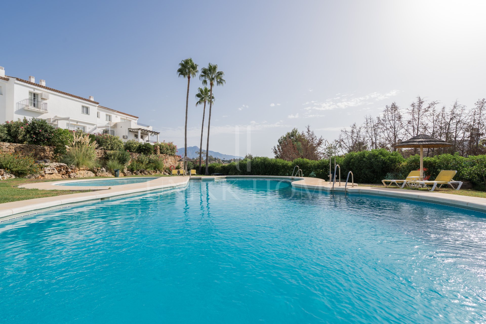 Two bedroom top floor apartment with amazing sea views