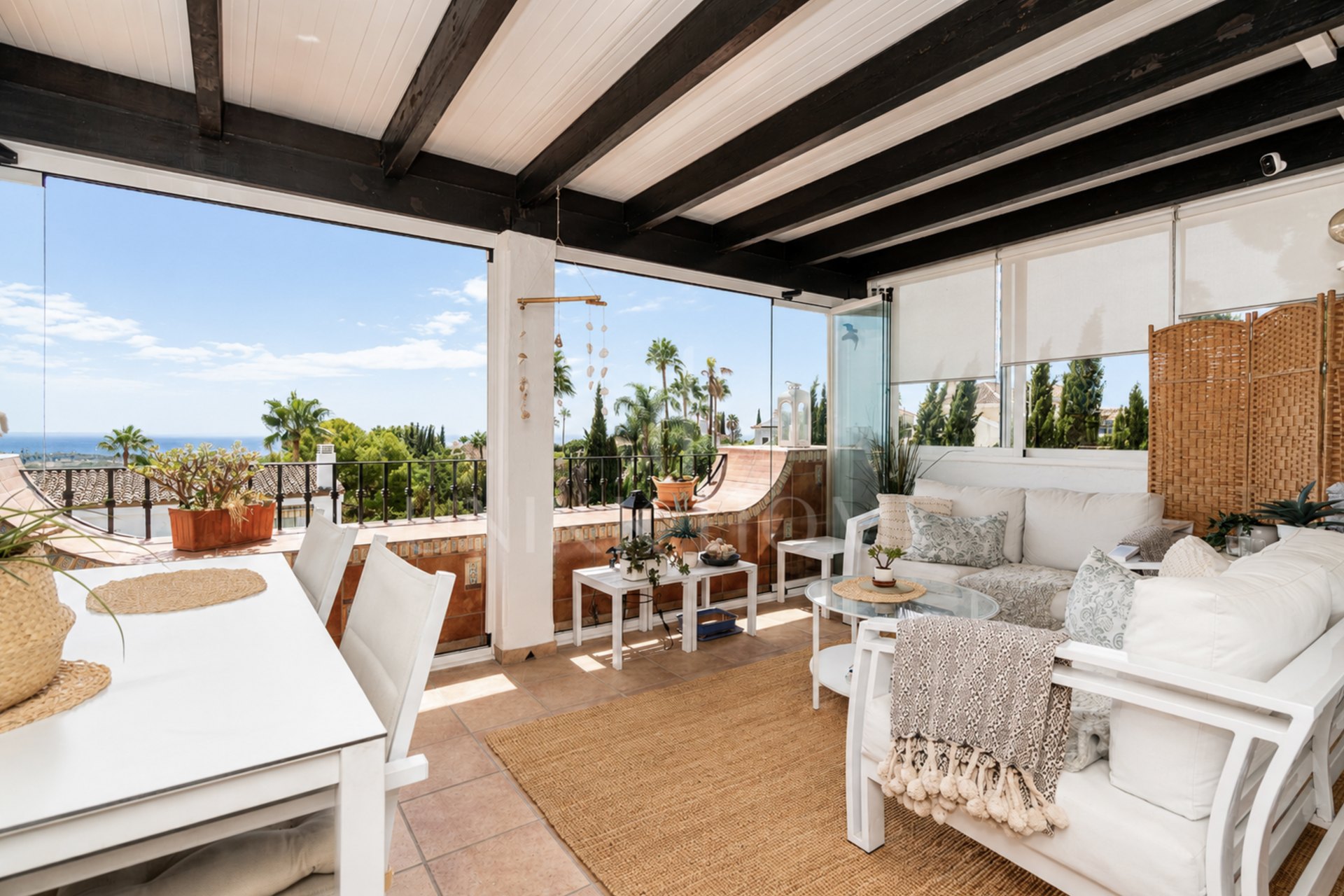 Two bedroom top floor apartment with amazing sea views