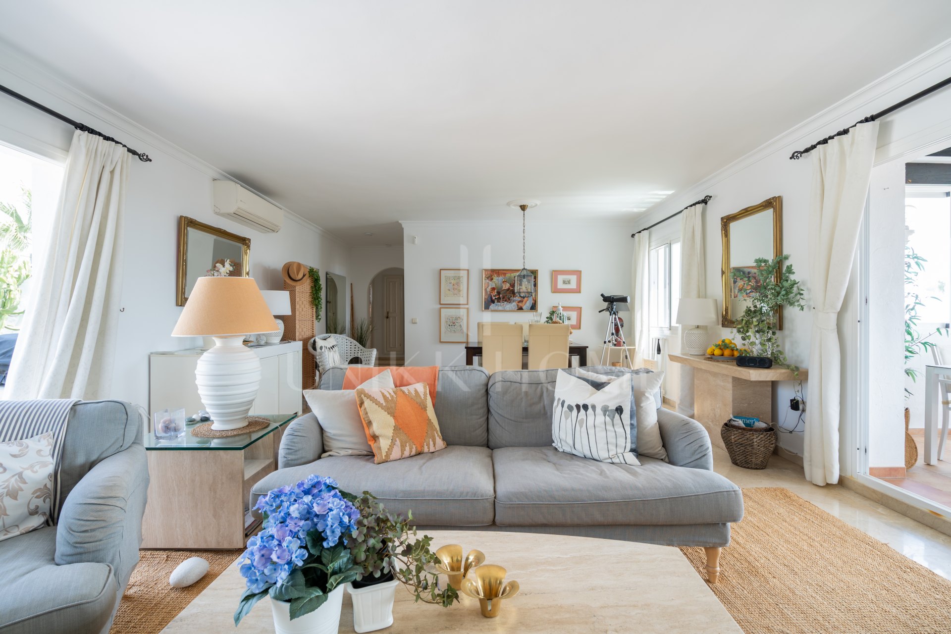 Two bedroom top floor apartment with amazing sea views